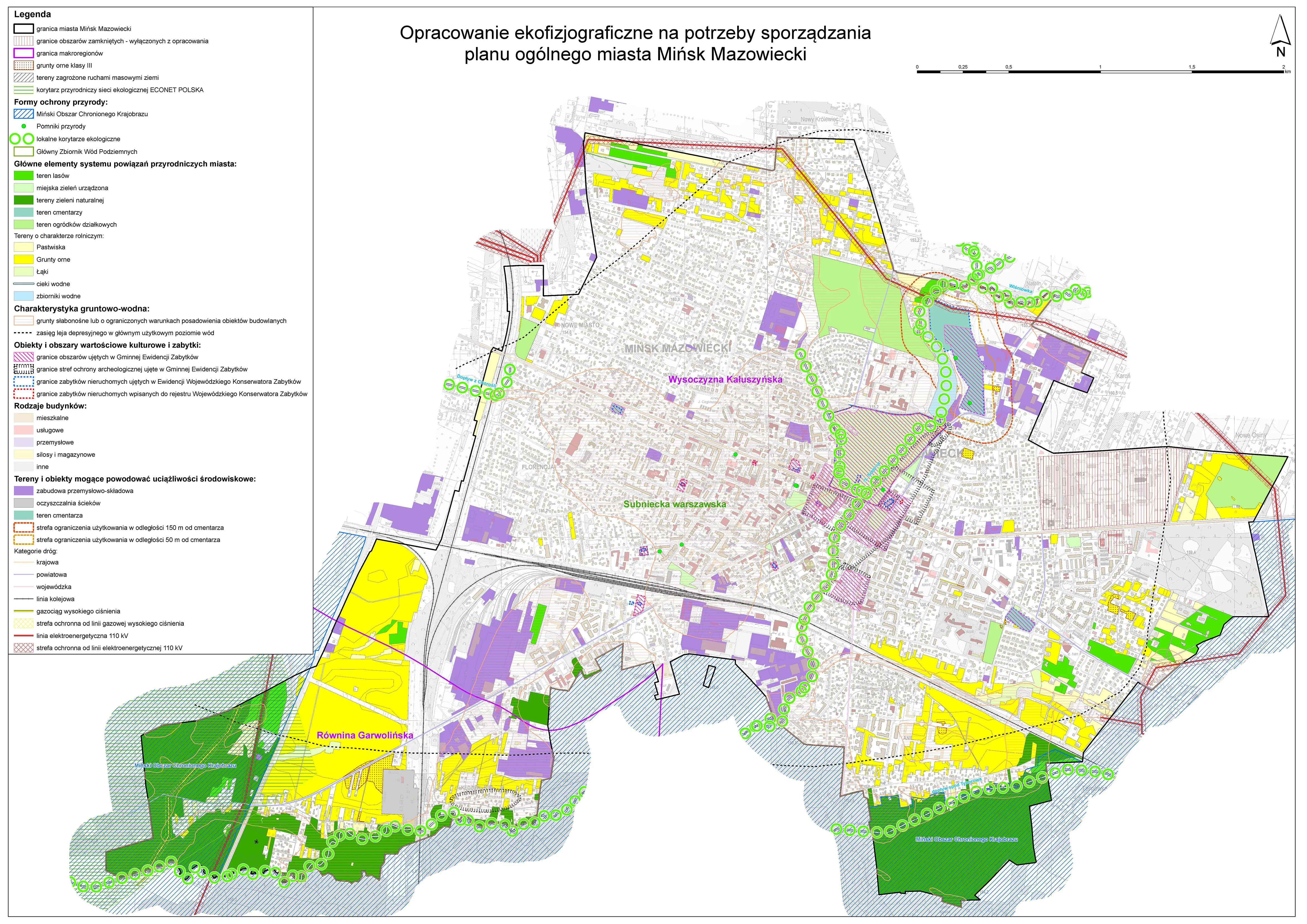 Mapa ekofizjograficzna miasta Mińsk Mazowiecki z zaznaczonymi granicami miasta, obszarów zamkniętych, makroregionów oraz gruntów ornych klasy III i terenów zagrożonych ruchami masowymi ziemi. Oznaczone są formy ochrony przyrody w postaci miejskiego obszaru chronionego krajobrazu, pomników przyrody, lokalnych korytarzy ekologicznych i głównego zbiornika wód podziemnych. Wyróżnione są tereny leśne, miejskie zieleńce, cmentarze, ogródki działkowe, pastwiska, łąki, cieki i zbiorniki wodne. Zaznaczone są także granice obszarów wartościowych kulturowo i zabytków oraz rodzaje budynków: mieszkalne, usługowe, przemysłowe, silosy i magazynowe. Oznaczone są tereny i obiekty potencjalnie uciążliwe środowiskowo, infrastruktura drogowa, kolejowa, gazowa i elektryczna oraz strefy ochronne wokół nich. Mapa zawiera legendę z opisem symboli i kolorów oraz kierunek północny.
