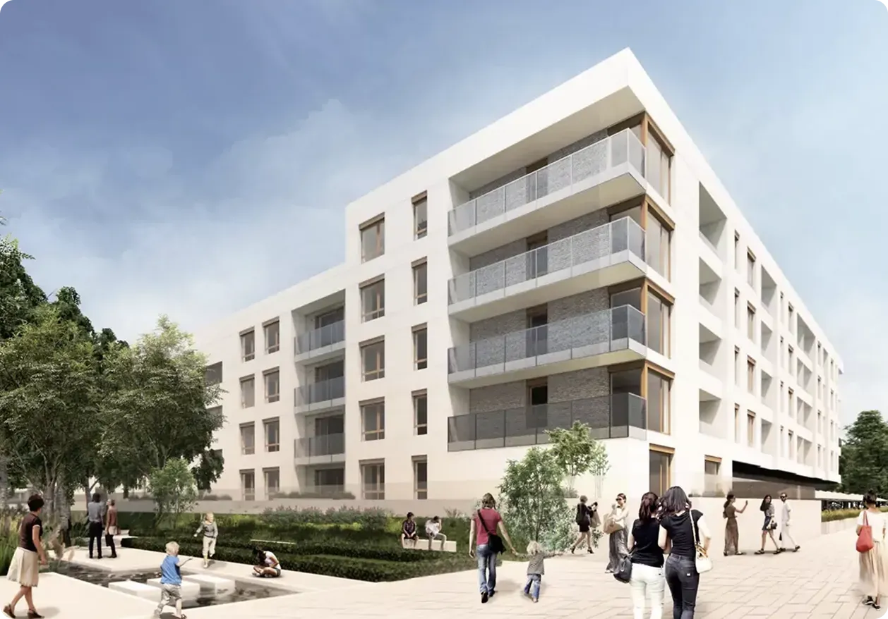Nowoczesny, wielokondygnacyjny budynek mieszkalny z balkonami, otoczony chodnikami, zielenią oraz przechodniami.
