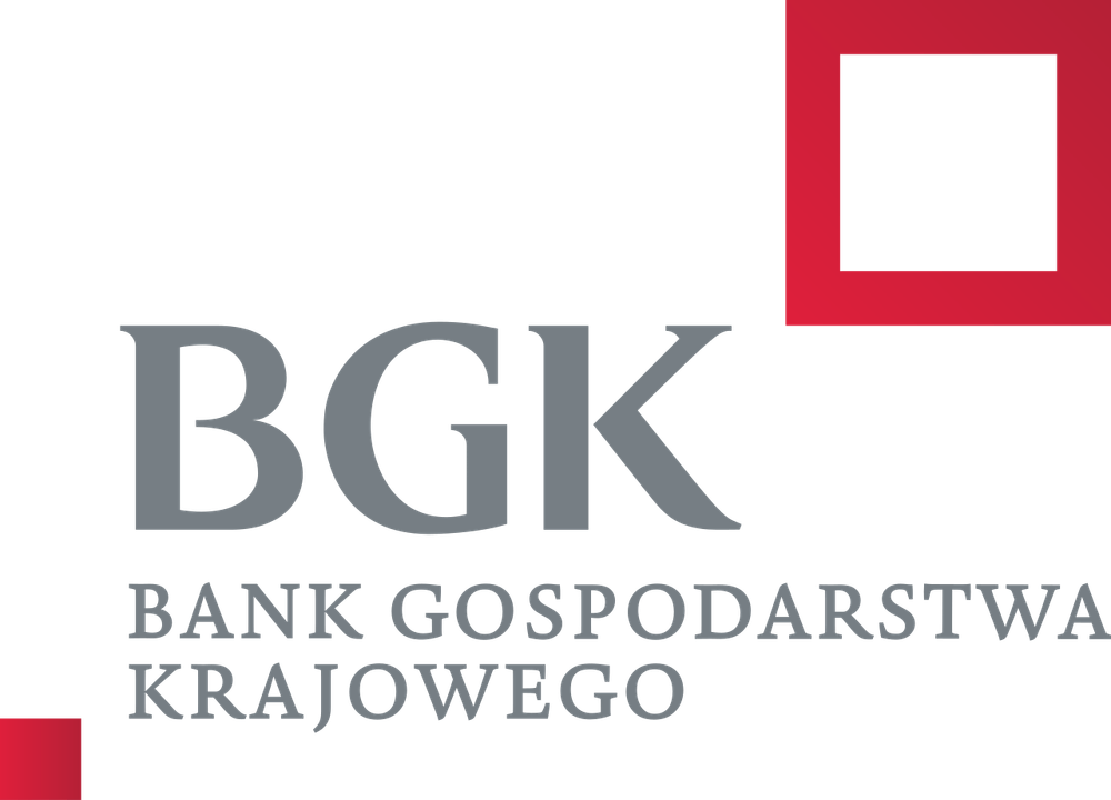 Czarne tło. Duże szare inicjały w centralnej części obrazu. Pod nimi dwie linie mniejszego szarego tekstu. W prawym górnym rogu czerwony pusty kwadrat. W lewym dolnym rogu mały czerwony kwadrat.