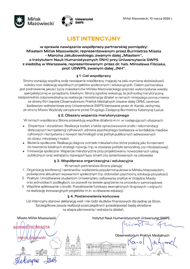 Biała strona z dokumentem formalnym w języku polskim. Dwa logotypy u góry po lewej: herb Mińska Mazowieckiego i logo Uniwersytetu SWPS. Po prawej data: Mińsk Mazowiecki, 10 marca 2026 r. Nagłówek środkowy dużą pomarańczową czcionką: LIST INTENCYJNY. Kilka akapitów tekstu w czarnym druku opisujących cele i obszary współpracy. Na dole po lewej czerwony okrągły stempel i podpisy niebieskim atramentem, po prawej kolejne podpisy. U dołu prosta linia rysunkowa panoramy miasta z budynkami.