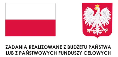 Po lewej znajduje się pozioma flaga Polski z białym górnym i czerwonym dolnym pasem. Po prawej widoczny jest czerwony herb z białym orłem w złotej koronie. Pod symbolami znajduje się czarna linia tekstu na białym tle.