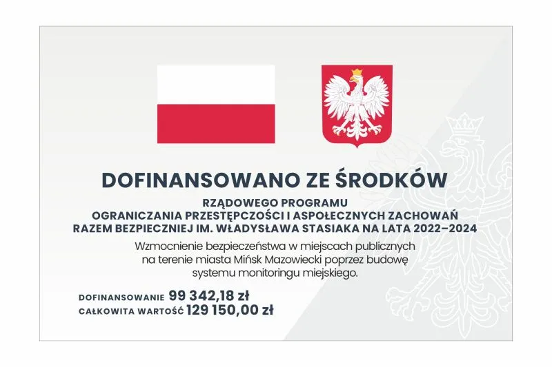 Flaga Polski, godło Polski oraz tekst informujący o dofinansowaniu z rządowego programu na budowę systemu monitoringu miejskiego w Mińsku Mazowieckim.