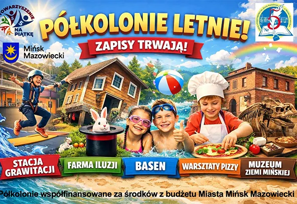 Kolorowy plakat reklamowy letnich półkolonii na zewnątrz w ciągu dnia. Cztery bawiące się dzieci: troje w basenie z piłką plażową i jedno skaczące na linie po lewej. Dziecko w czapce szefa kuchni przygotowuje pizzę przy stole po prawej. W tle drewniane domki, budynek muzeum ze szkieletem dinozaura, tęcza na niebie i kilka logotypów w narożnikach.