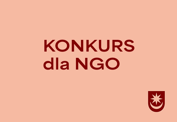 Beżowo-różowe tło. Po lewej stronie duży ciemnoczerwony napis informujący o konkursie dla organizacji pozarządowych. W prawym dolnym rogu mała ciemnoczerwona tarcza z ośmioramienną gwiazdą.