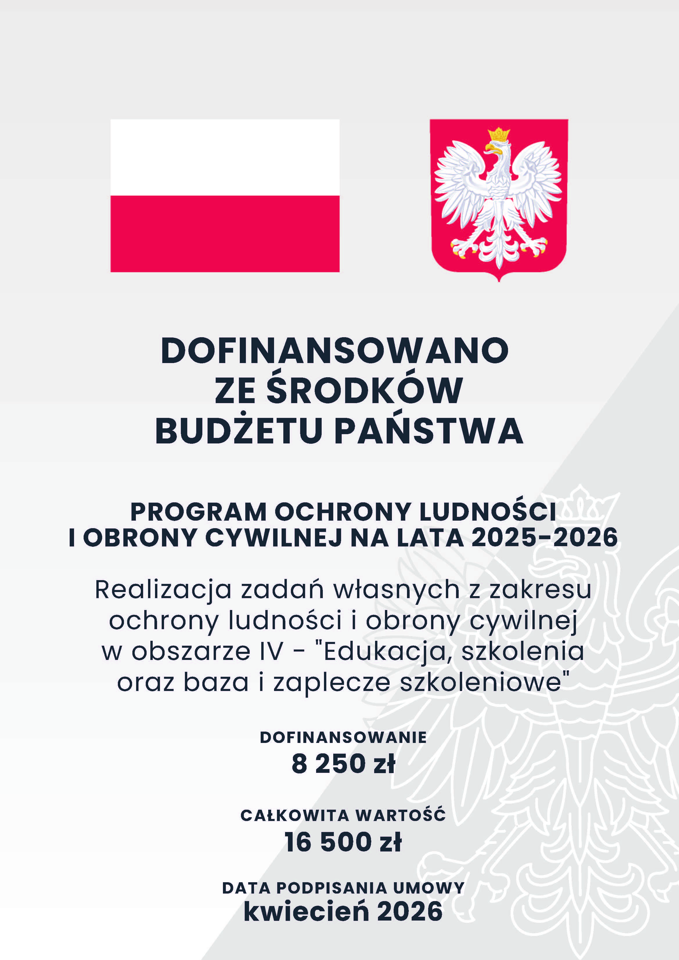 Biało‑czerwona flaga Polski po lewej i czerwony herb z białym orłem po prawej u góry. Pod nimi duże pogrubione napisy informujące o dofinansowaniu z budżetu państwa i programie ochrony ludności na lata 2025–2026. Na środku wyróżnione kwoty dofinansowania i całkowitej wartości oraz podana data podpisania umowy.