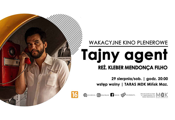 Plakat wakacyjnego kina plenerowego na białym tle. Po lewej w okrągłym kadrze stoi mężczyzna w białej koszuli, trzyma czerwoną słuchawkę publicznego telefonu w ciemnym wnętrzu. Po prawej widoczny duży pogrubiony tytuł filmu oraz mniejsze informacje o reżyserze, dacie, godzinie, bezpłatnym wstępie i miejscu pokazu. U dołu pomarańczowa ikona z numerem 16 i kilka logo organizatorów.
