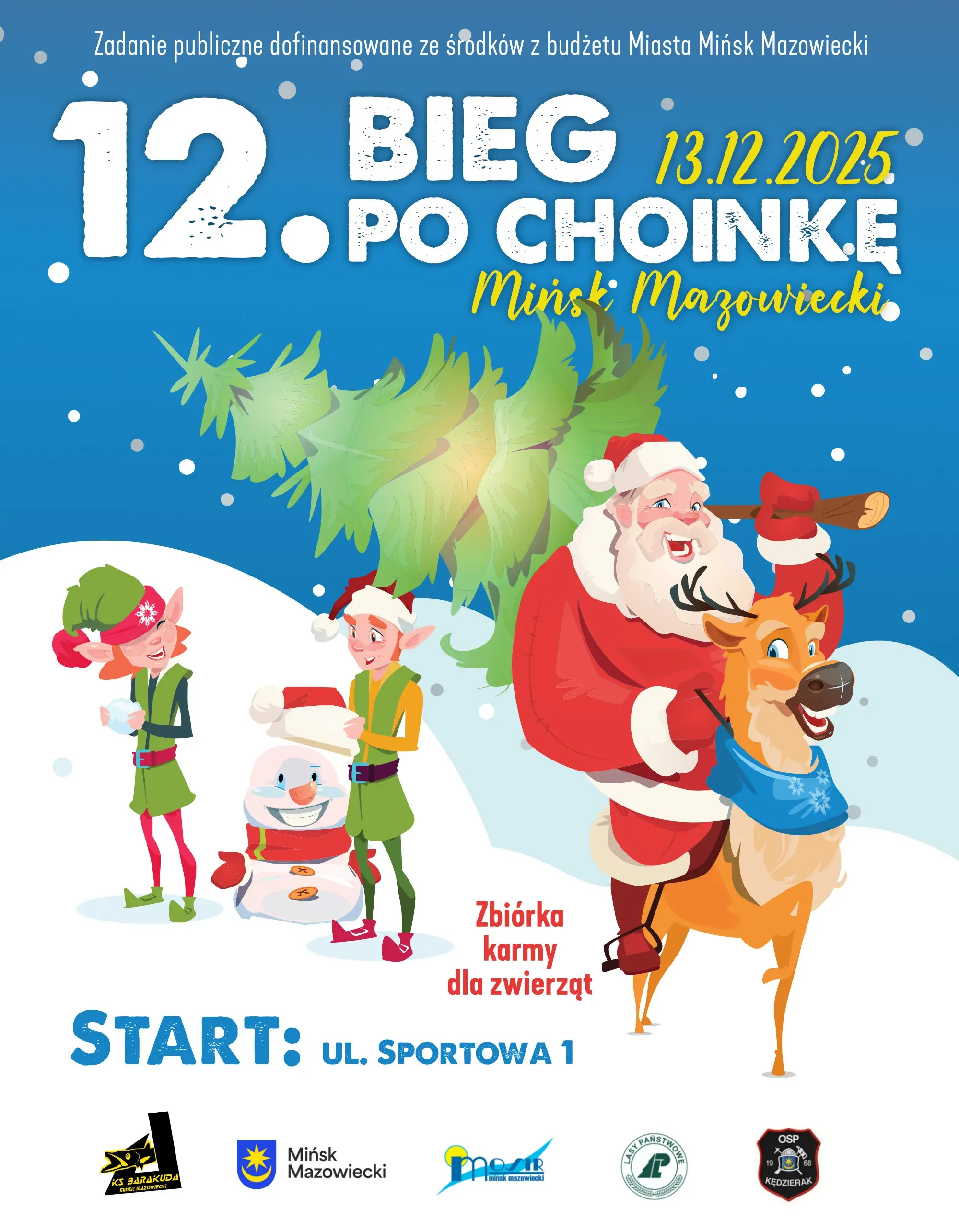 Plakat zimowy z niebieskim tłem, padającym śniegiem i śniegiem na ziemi. Po lewej dwaj elfy i bałwanek z czerwonym szalikiem, po prawej Mikołaj jadący na reniferze z niebieskim szalikiem, niosący choinkę na ramieniu.