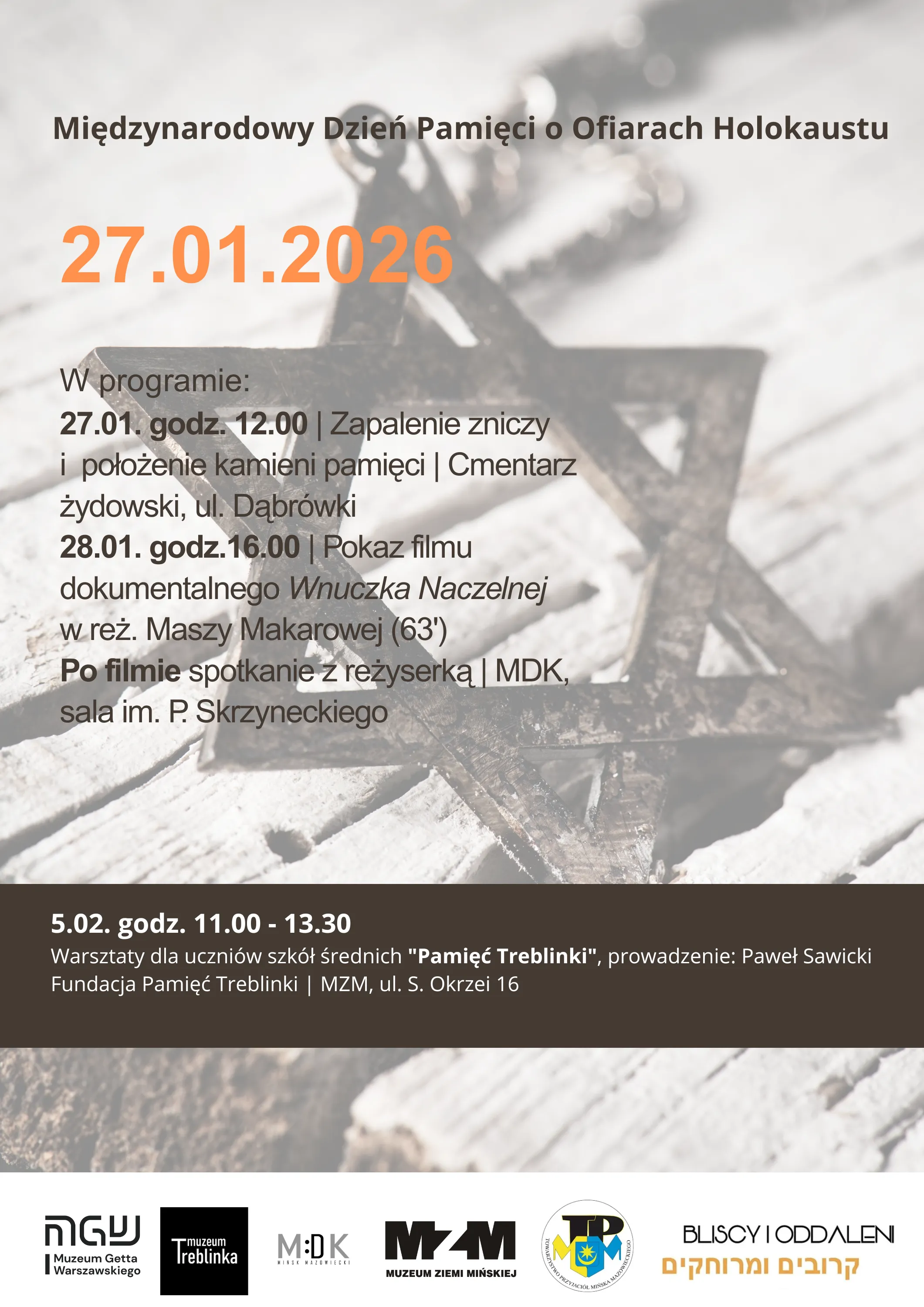 Metalowa gwiazda Dawida na drewnianym tle, z napisem informującym o Międzynarodowym Dniu Pamięci o Ofiarach Holokaustu i programie wydarzeń od 27 stycznia do 5 lutego 2026 roku.