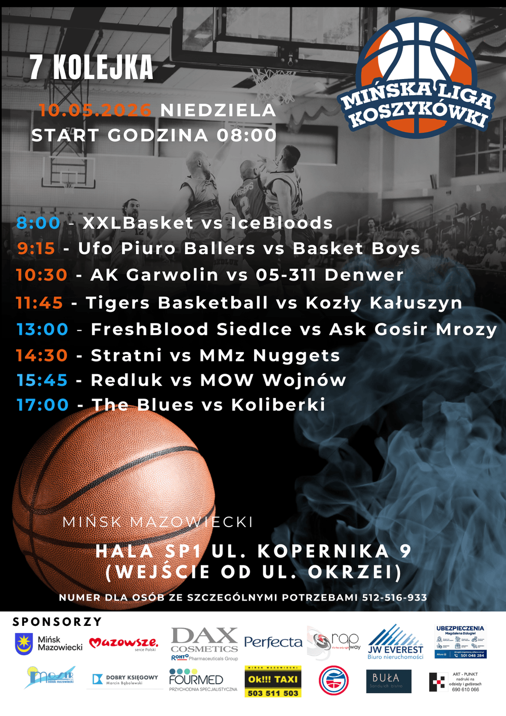 Plakat informujący o kolejce ligi koszykówki. Czarnobiały zdjęcie zawodników skaczących pod koszem w tle. Duża pomarańczowa piłka koszykowa w lewym dolnym rogu. Niebiesko-pomarańczowe logo ligi w prawym górnym rogu. Pionowe kolumny tekstu z rozpiską meczów na ciemnym tle. Prawa strona plakatu ozdobiona niebieską mgłą dymu. Na dole pasek ze sponsorami i informacjami o hali.