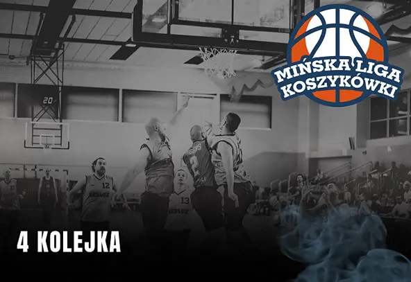 Mężczyźni grają w koszykówkę na hali. Kilku zawodników skacze pod koszem przy akcji rzutowej. W tle widoczne trybuny z kibicami i elektroniczny wynik na ścianie. W prawym górnym rogu znajduje się logo ligi. Obraz ma czarno-białe, przyciemnione tło z dymną mgłą u dołu.