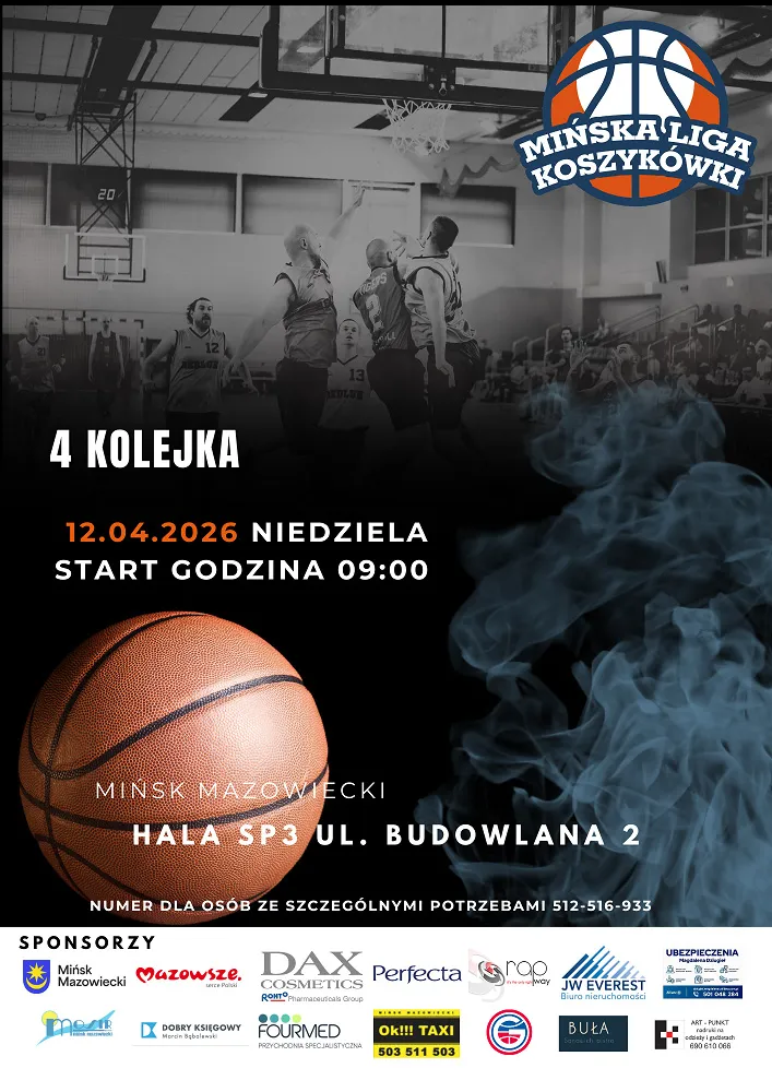 Plakat wydarzenia koszykarskiego. W tle czarno-białe zdjęcie kilku zawodników pod koszem w hali. W prawym górnym rogu logo ligi koszykówki. Na dole po lewej duża grafika piłki do koszykówki. Po prawej widoczny efekt dymu. Na środku wyróżnione informacje o kolejce, dacie, godzinie i miejscu. U dołu pasek z logotypami sponsorów.