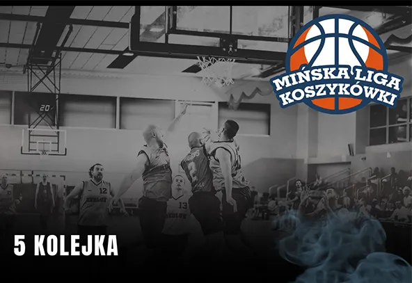 Kilku koszykarzy skacze pod obręczą w hali sportowej, dwóch zawodników blokuje rzut przy tablicy. Na trybunach widoczna publiczność w tle. Górny prawy róg zajmuje kolorowe logo ligi koszykówki. Tło obrazu jest przygaszone i monochromatyczne.