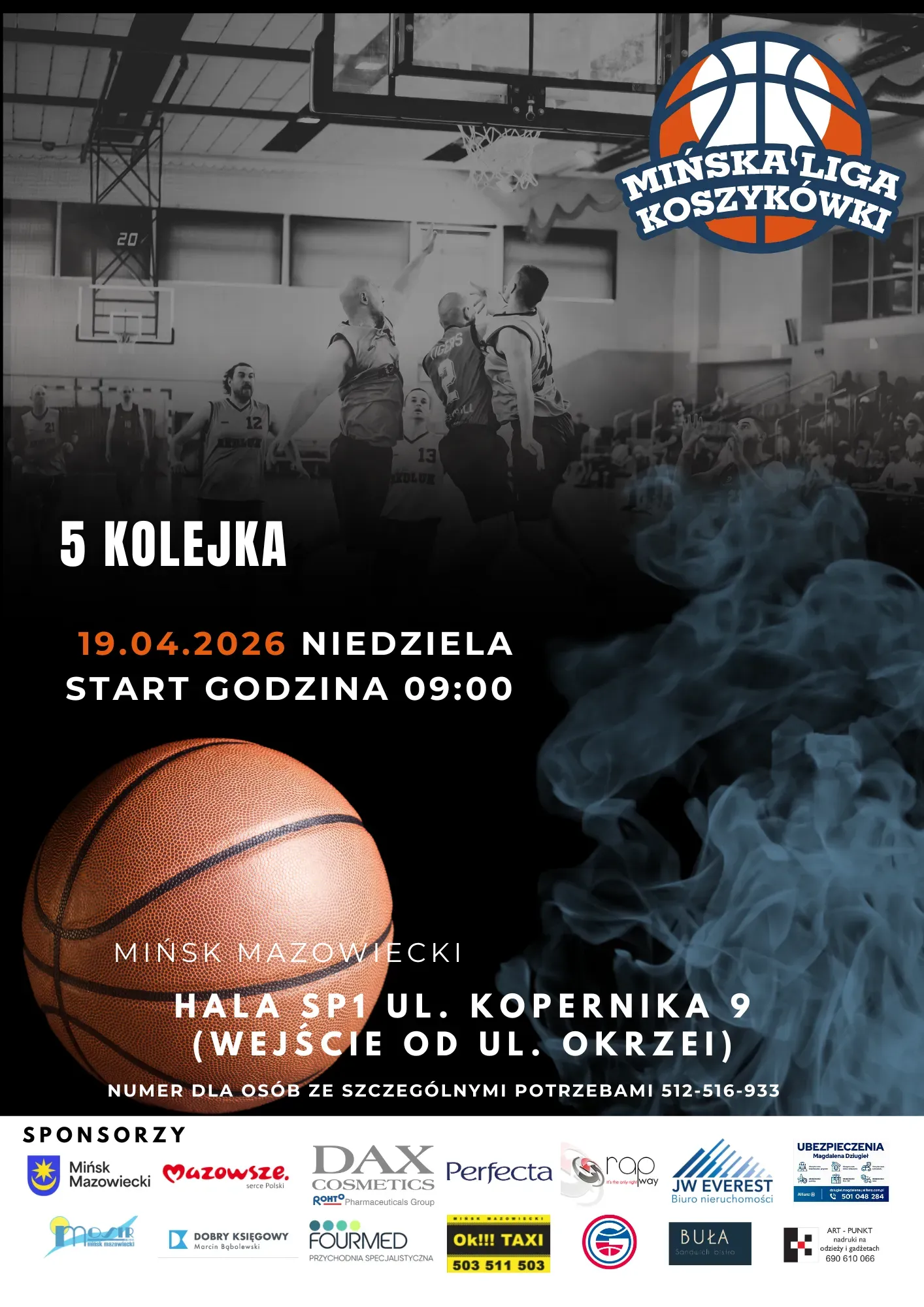 Koszykarze skaczą pod obręczą w hali sportowej. W prawym górnym rogu znajduje się kolorowe logo ligi z motywem piłki koszykowej. Na dole po lewej widoczna duża fotografowana piłka koszykowa, po prawej grafika przypominająca niebieskawy dym. Na dole plakatu pasek z małymi logotypami sponsorów i informacjami.