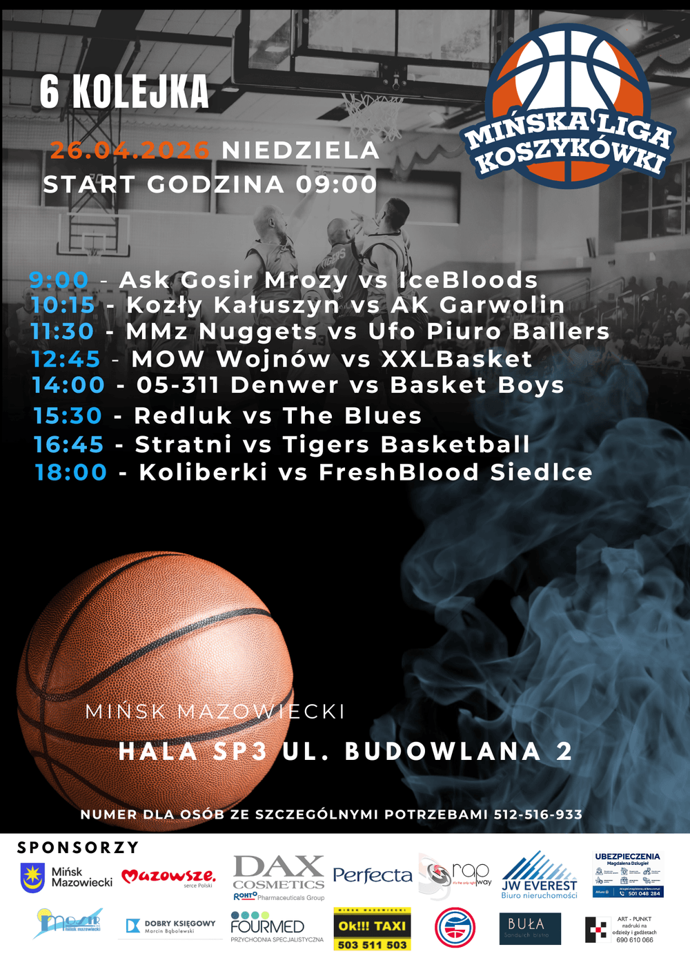 Plakat wydarzenia koszykarskiego z ciemnym tłem. Duża fotografia zawodników skaczących pod koszem u góry. Duży pomarańczowy kosz w lewym dolnym rogu. Niebieskawy dymowy efekt po prawej stronie. Logo ligi w prawym górnym rogu i kolumna informacji o meczach na środku. Rząd logotypów sponsorów wzdłuż dolnej krawędzi.