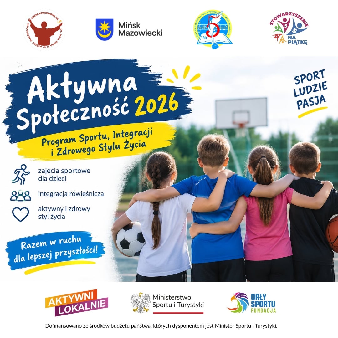 Czteroro dzieci stoi plecami na zewnętrznym boisku koszykarskim, obejmują się ramionami. Lewa osoba trzyma piłkę nożną, prawa trzyma piłkę do koszykówki. W tle widać kosz i zielone drzewa. U góry rozmieszczone kolorowe logotypy i duży niebiesko‑żółty baner promocyjny. Dzień, jasne światło.