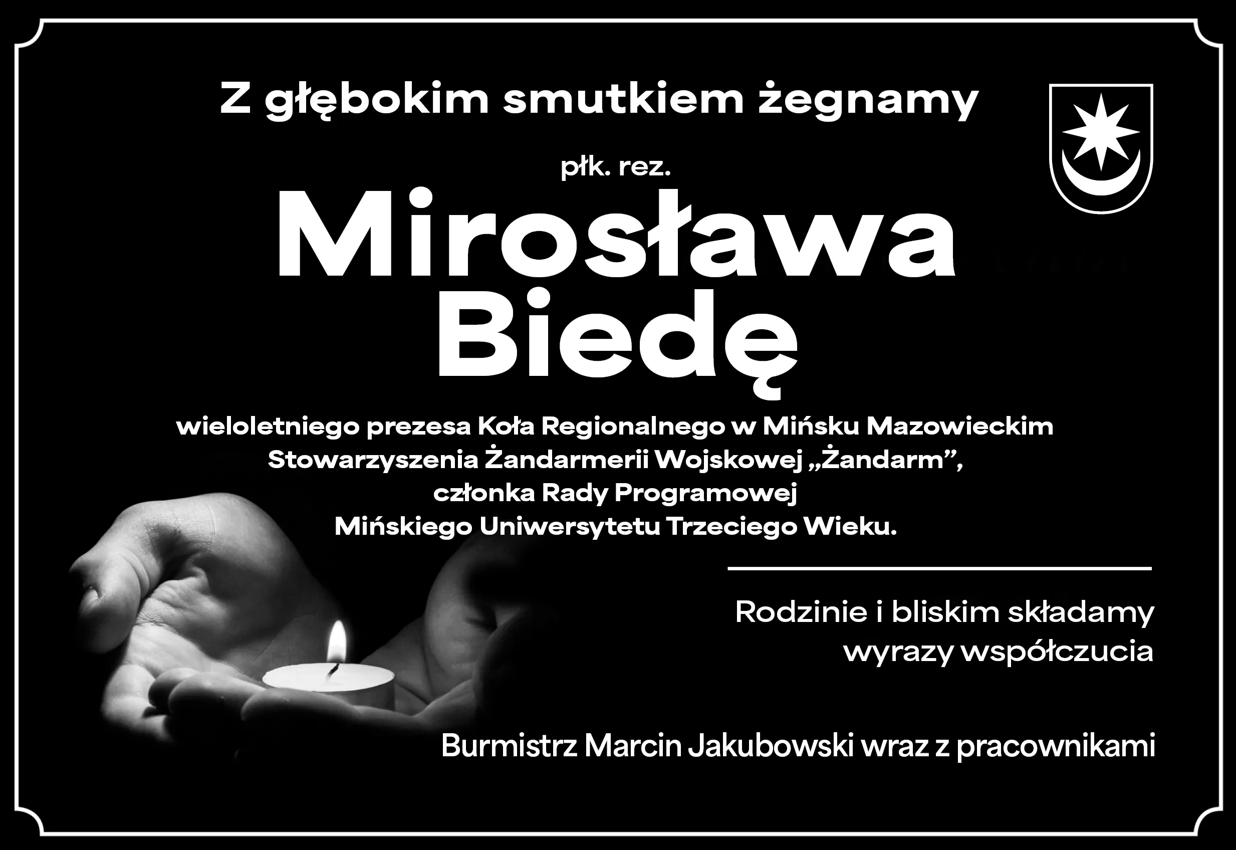 Czarne tło z białą ramką i tekstem kondolencyjnym. Po lewej, na dole, para dłoni trzyma zapaloną świeczkę. Po prawej u góry herb. Tekst informuje o śmierci Mirosława Biedy, długoletniego prezesa lokalnego koła Stowarzyszenia Żandarmerii Wojskowej i członka rady programowej uniwersytetu trzeciego wieku. Na dole wyrazy współczucia dla rodziny i bliskich od burmistrza Marcina Jakubowskiego i pracowników.