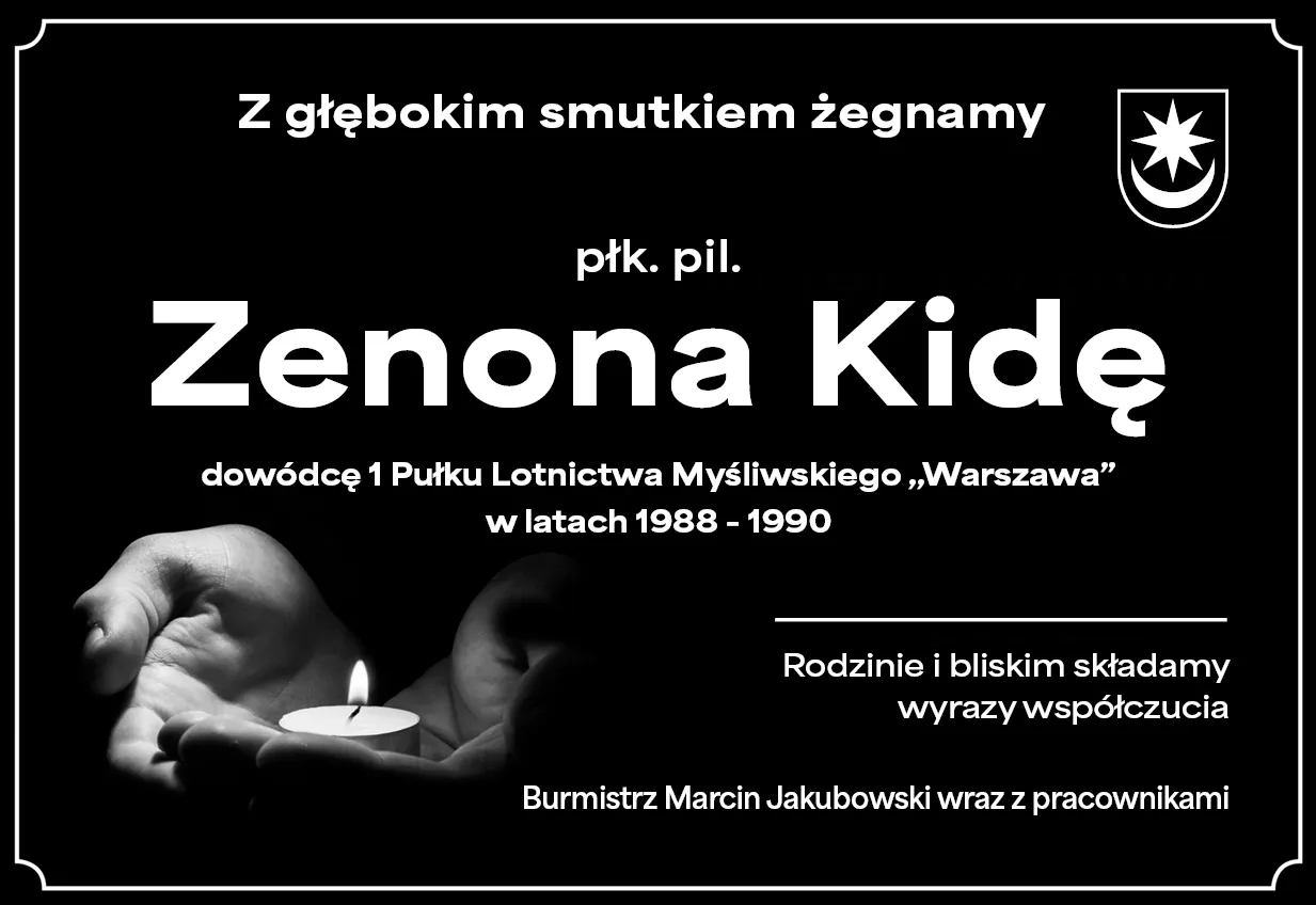Czarne tło z cienką białą ramką. Na środku duży biały, pogrubiony napis z imieniem i nazwiskiem osoby. Poniżej mniejszy biały tekst z informacją o dowództwie i latach. W lewym dolnym rogu dłonie trzymają zapaloną świeczkę. W prawym górnym rogu biały herb. Po prawej stronie pozioma linia i biały tekst z kondolencjami.