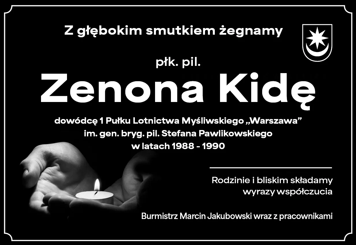 Czarne tło z białą ramką. Na środku duży biały nagłówek z imieniem i nazwiskiem. W prawym górnym rogu herb w białym konturze. W lewym dolnym rogu dłonie trzymają zapaloną świeczkę. Pod nagłówkiem kilka wierszy mniejszego białego tekstu z informacją kondolencyjną.