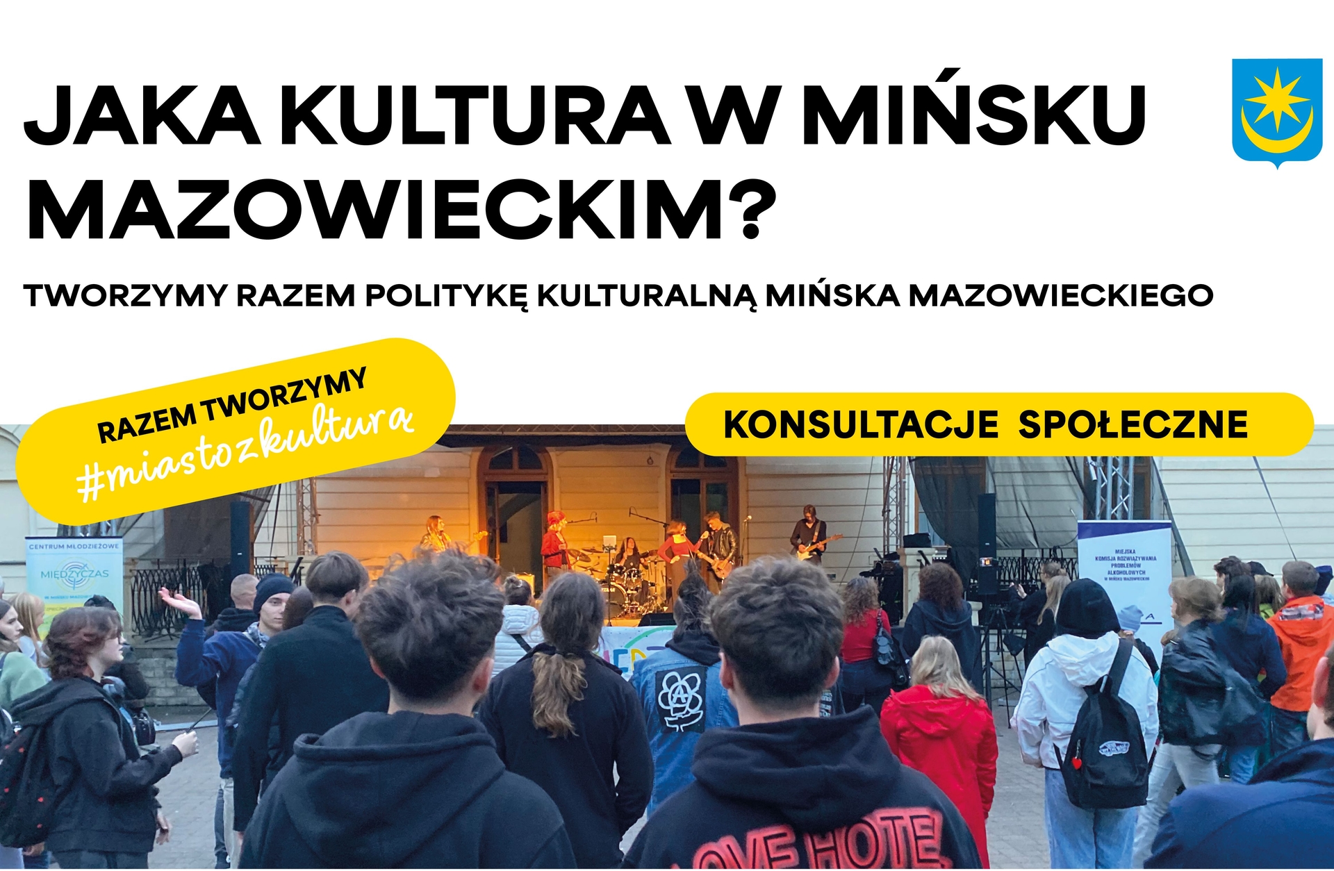 Duży plakat z białym górnym tłem i fotografią zewnętrznego koncertu na dole. Na scenie kilka osób gra na gitarach i perkusji przed oświetloną fasadą budynku. Przed sceną stoi grupa widzów, głównie młodych ludzi w kurtkach i plecakach, widziana od tyłu. Na górze i po bokach znajdują się żółte graficzne etykiety i herb w prawym górnym rogu.