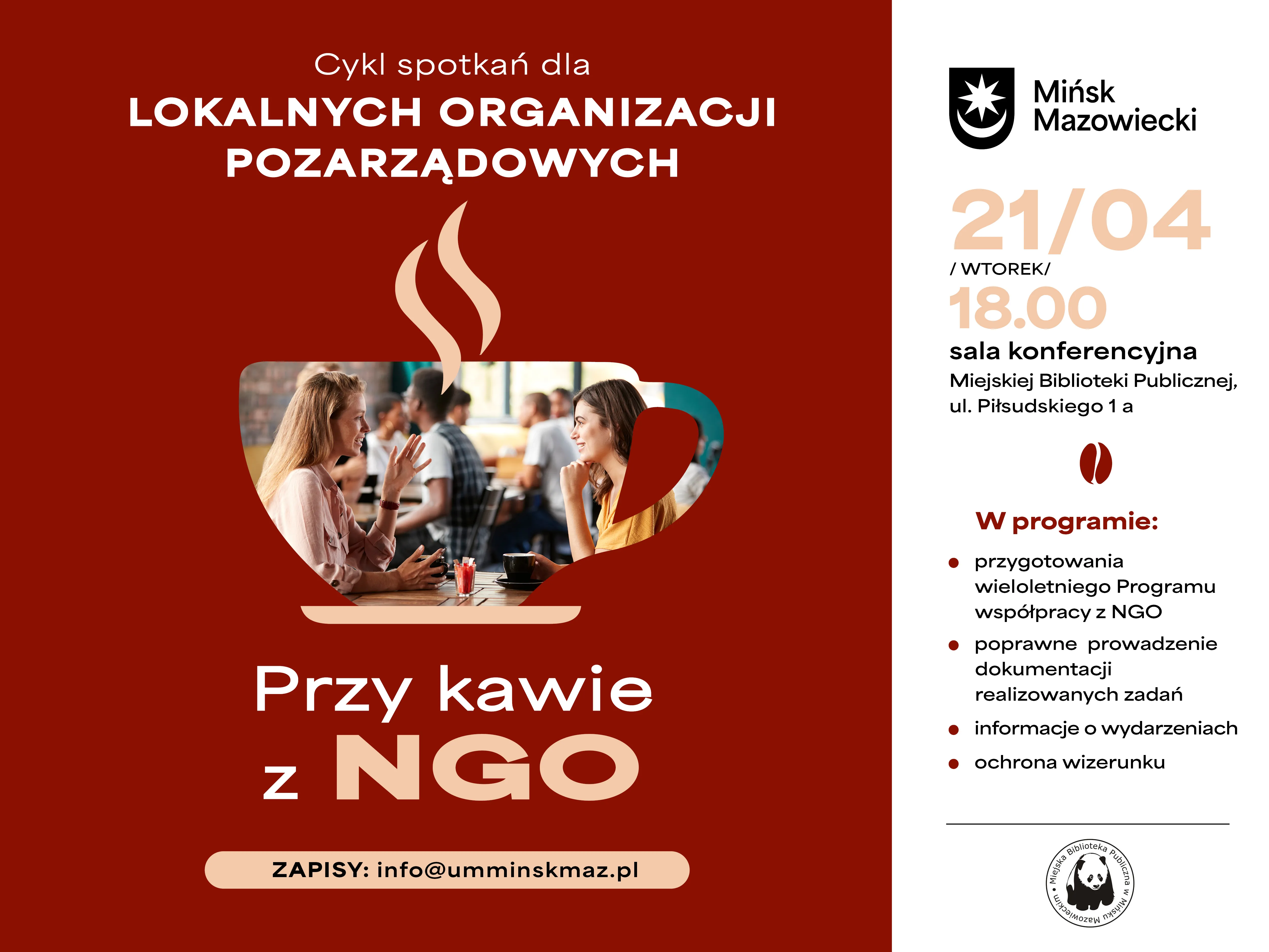 Czerwone tło z dużą grafiką filiżanki kawy po lewej. W wnętrzu filiżanki wkomponowane zdjęcie dwóch rozmawiających kobiet w kawiarni. Po prawej biała pionowa kolumna z logo miasta, dużymi cyframi daty i godziną oraz listą punktów programu i miejscem wydarzenia. U dołu pasek z miejscem na kontakt e‑mail. Całość ma spokojny, informacyjny układ.