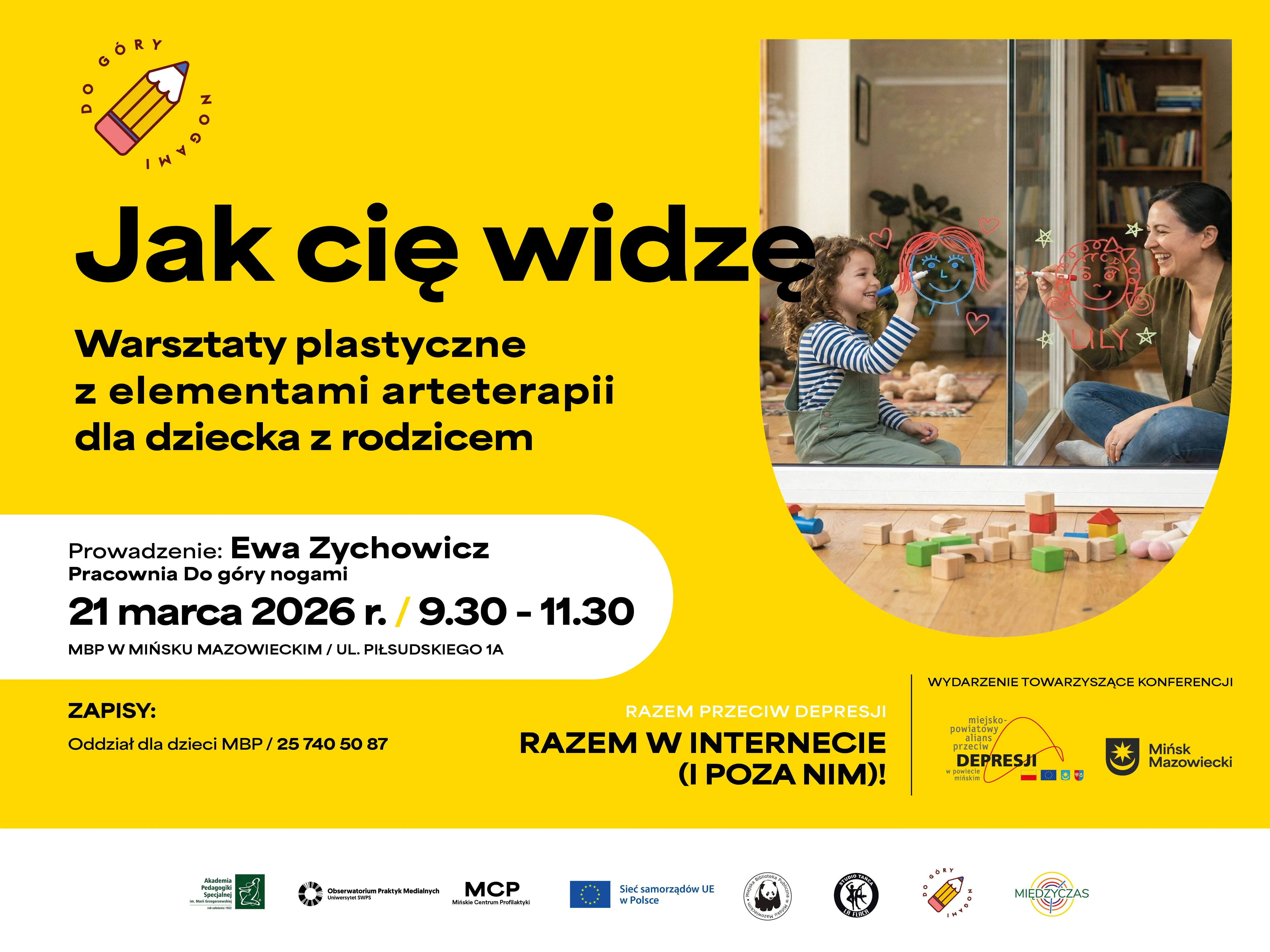 Żółty plakat z obrazem po prawej stronie. Kobieta i mała dziewczynka siedzą w pokoju i rysują kredkami po dużej szybie. Przed szybą leżą drewniane klocki na podłodze. Po lewej znajdują się duże nagłówki i informacje o warsztatach. Logotypy organizatorów i dane kontaktowe są u dołu plakatu.