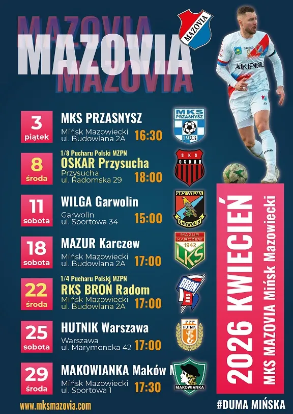 Plakat klubowy w ciemnoniebieskich barwach z dużym napisem MAZOVIA w górnej części. Po prawej stoi piłkarz w białym stroju klubu z piłką u stóp. Na środku jest pionowa lista meczów na kwiecień 2026 z datami, godzinami, miejscami i herbami przeciwników. Na lewej kolumnie wyróżnione są daty w różowych kwadratach. Po prawej biegnie pionowy różowy pas z napisem 2026 KWIECIEŃ i nazwą klubu MKS Mazovia Mińsk Mazowiecki. U dołu widoczny jest adres strony internetowej i hashtag #DUMA MIŃSKA. Tło jest jednolicie ciemnoniebieskie z akcentami różu i bieli.