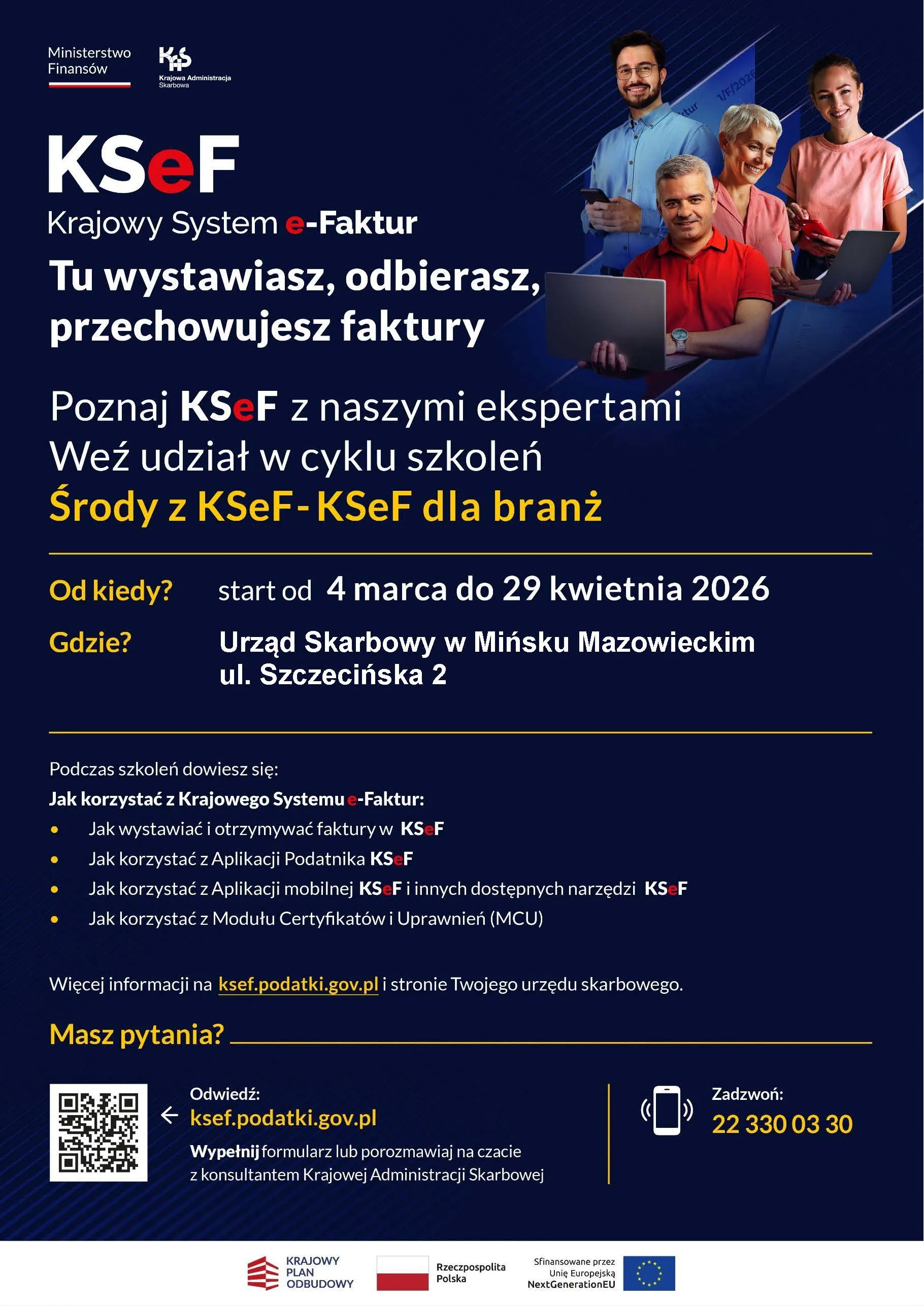 Plakat o granatowym tle z biało-żółtymi akcentami. Logo Ministerstwa Finansów i Krajowej Administracji Skarbowej w lewym górnym rogu. Po prawej cztery uśmiechnięte osoby trzymające laptopy i smartfon, ustawione w półokręgu. W centrum duże hasła informacyjne rozmieszczone w kilku wierszach. W dolnej części kod QR po lewej i ikona telefonu z numerem po prawej. Na samym dole pas z logo programów i funduszy unijnych.