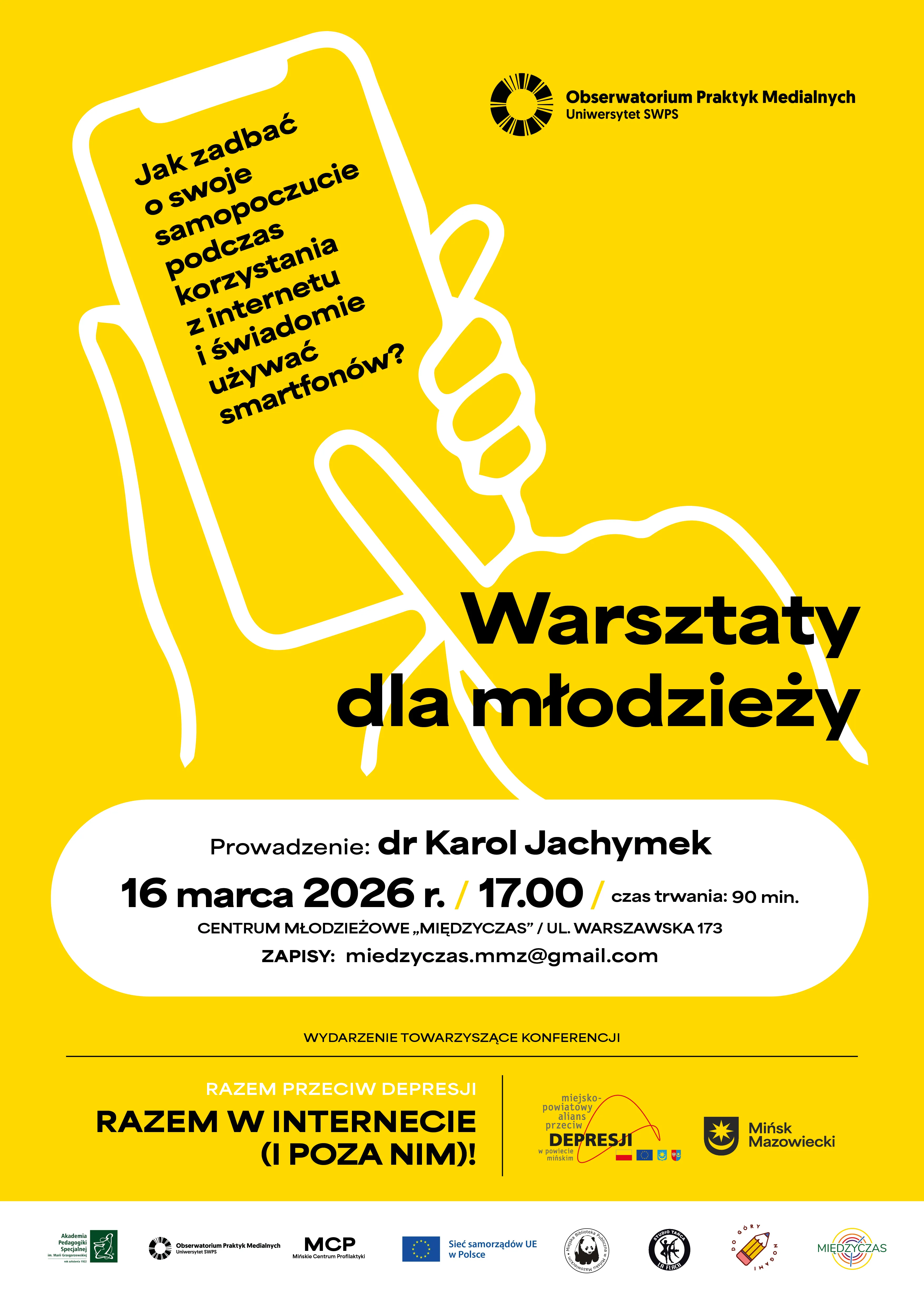 Jasnożółte tło z białą liniową ilustracją dłoni trzymającej smartfon po lewej stronie. U góry po prawej czarne logo i nazwa instytucji. Na środku duży czarny nagłówek o warsztatach dla młodzieży. Poniżej biały owal z informacjami o prowadzącym, dacie, godzinie i miejscu wydarzenia. Na dole rząd małych logotypów partnerów i organizatorów w czerni i kolorze.