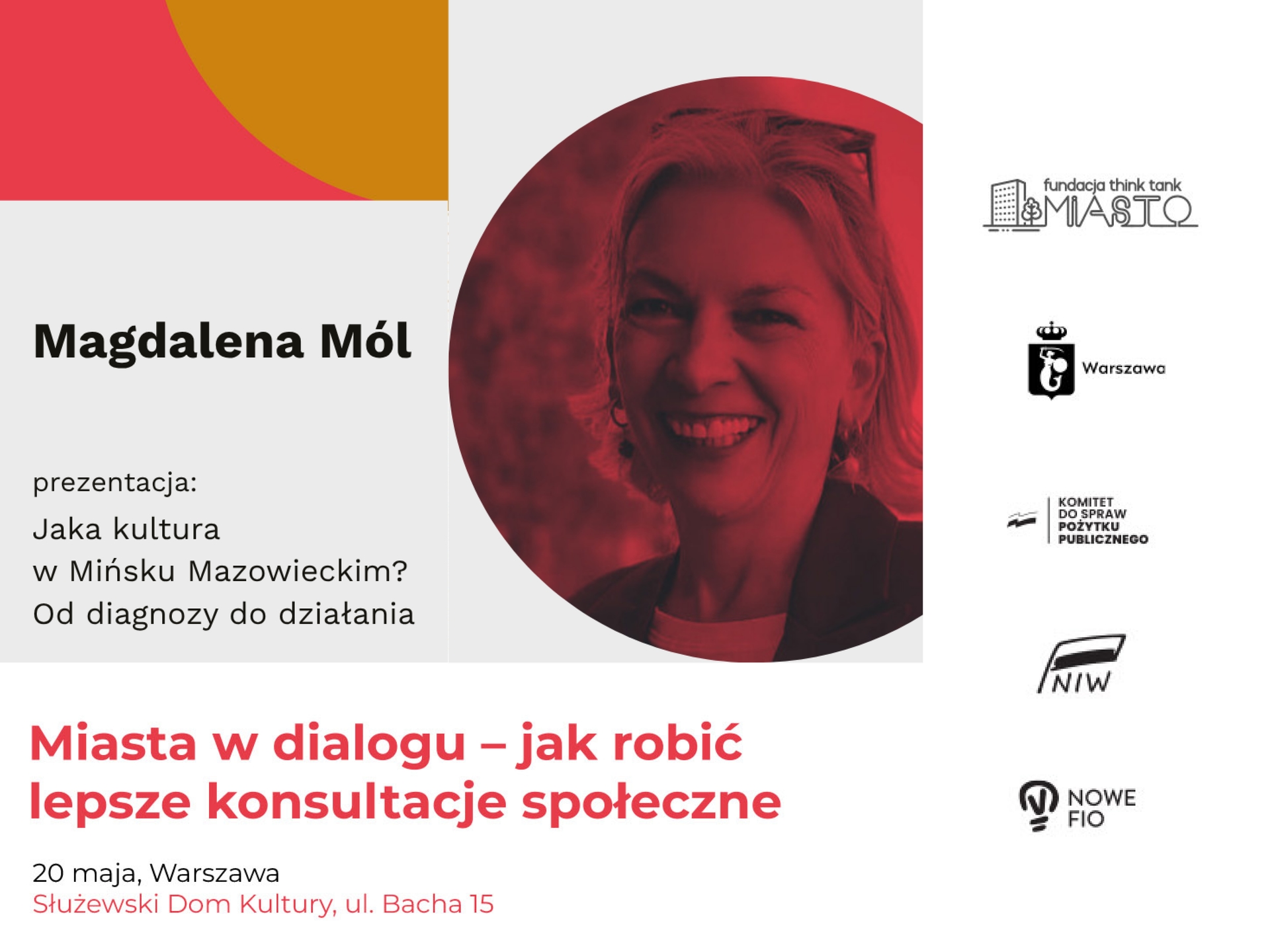 Imię i nazwisko "Magdalena Mól" na jasnym tle po lewej stronie. Okrągłe, czerwone zdjęcie uśmiechniętej kobiety na środku. Po prawej kolumna z trzema czarnymi logotypami. Pogrubiony czerwony nagłówek informacyjny u dołu. Drobny tekst z datą i lokalizacją wydarzenia pod nagłówkiem.