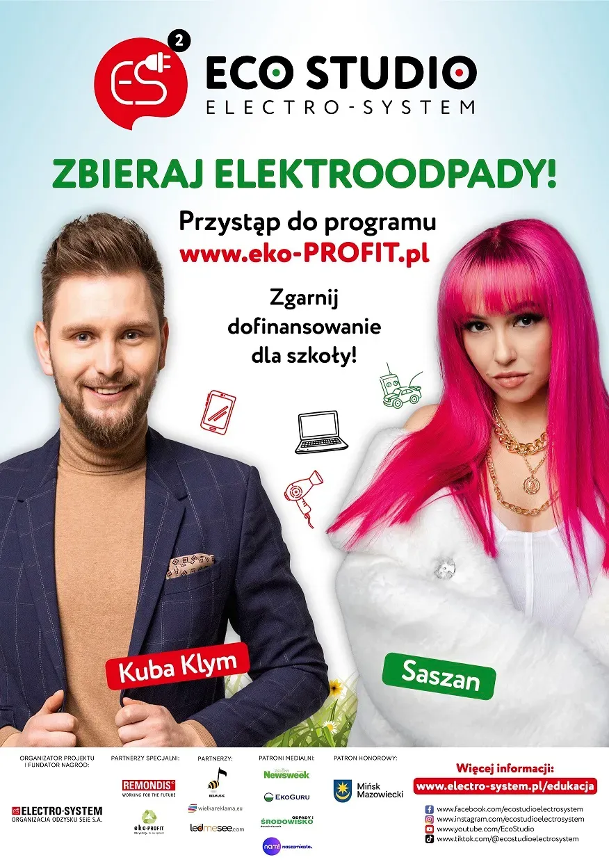 Jasne, zielono-niebieske tło. Po lewej stoi uśmiechnięty mężczyzna w granatowej marynarce i beżowym golfie. Po prawej stoi kobieta z długimi, intensywnie różowymi włosami w białym futrze. Między nimi znajdują się proste ikony drobnych urządzeń elektronicznych i logo organizacji u góry.