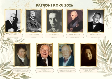 Dziesięć portretów w złotych ramach ułożonych w dwóch rzędach na kremowym tle. Tło ma zielonkawe liściaste dekoracje po bokach. Górny środek zawiera duży nagłówek. Pod każdą ramą widoczny jest prostokątny podpis. Niektóre portrety są fotografiami, inne malarskimi portretami.