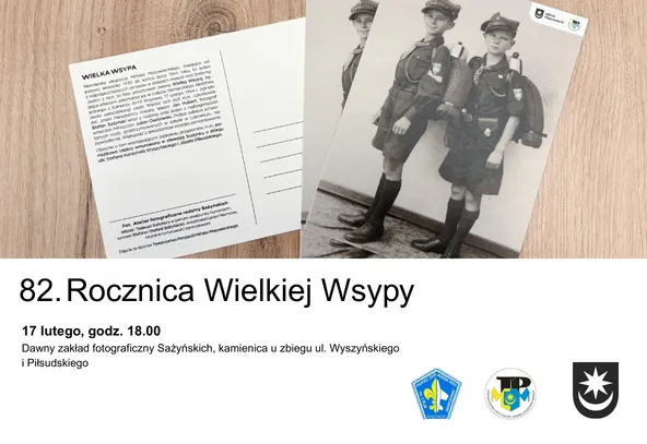 Dwa czarno-białe fotografie chłopców w mundurach harcerskich oraz kartka pocztowa z tekstem na drewnianym tle, poniżej napis informujący o 82. rocznicy Wielkiej Wsypy z datą i miejscem wydarzenia, trzy kolorowe herby po prawej stronie.