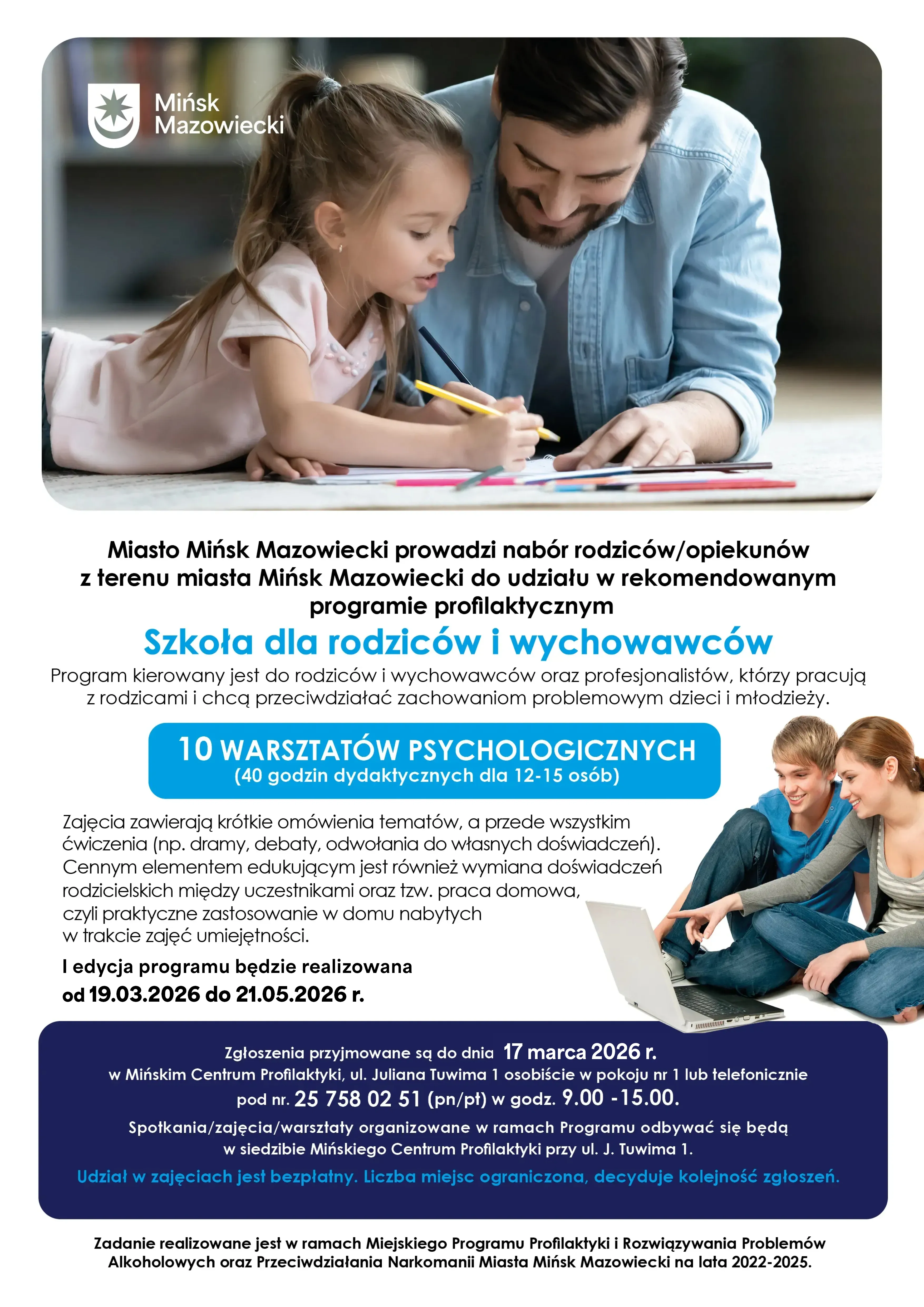 Mężczyzna i dziewczynka leżą na podłodze i rysują przy biurku. Na górze po lewej logo miasta na jasnym tle. Na środku duży jasny obszar z napisem o szkole dla rodziców i niebieskim paskiem informacyjnym. Na dole po prawej dwoje nastolatków siedzi na podłodze i korzysta z laptopa. Tło głównie białe.