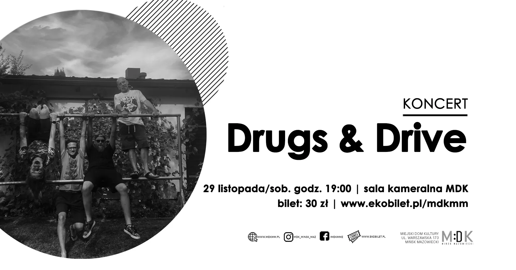 Po lewej w kole czarno-białe zdjęcie czterech mężczyzn na zewnątrz. Bawią się na trzepaku, jeden zwisa głową w dół. Po prawej stroniena białym tle czarne napisy informujące o koncercie.