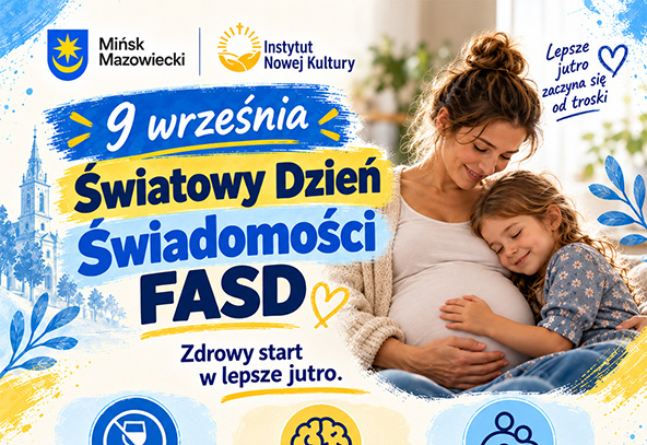 Ciężarna kobieta siedzi na kanapie w jasnym wnętrzu. Trzyma rękę na brzuchu. Mała dziewczynka przytula się do jej brzucha i uśmiecha z zamkniętymi oczami. W lewym górnym rogu widoczne są dwa logotypy instytucji. Całość ma niebiesko-żółtą oprawę i ikony informacyjne u dołu.