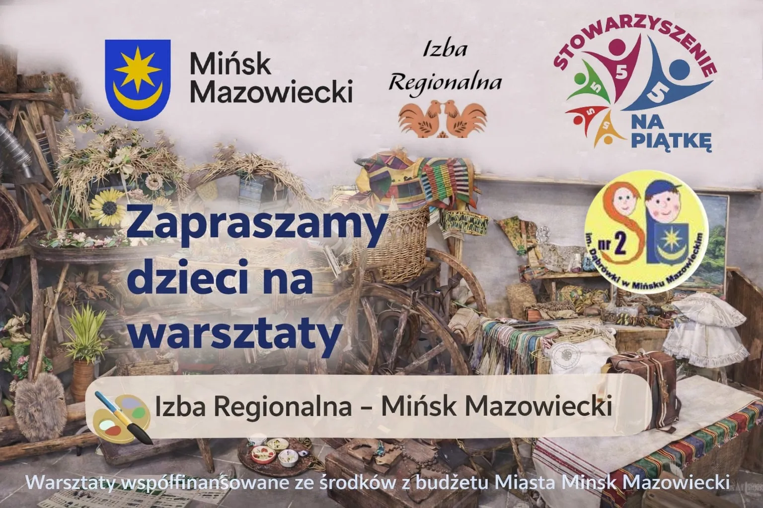 Wnętrze izby regionalnej z ludowymi przedmiotami: wiklinowe kosze, drewniane koło wozu, kolorowe tkaniny i rękodzieło rozłożone na stołach. Na ścianie i w narożnikach widoczne logotypy miasta i organizatorów. Centralnie duża, kontrastowa grafika zachęcająca dzieci do udziału w warsztatach. Jasne, beżowe tło i przytulna, muzealna aranżacja.
