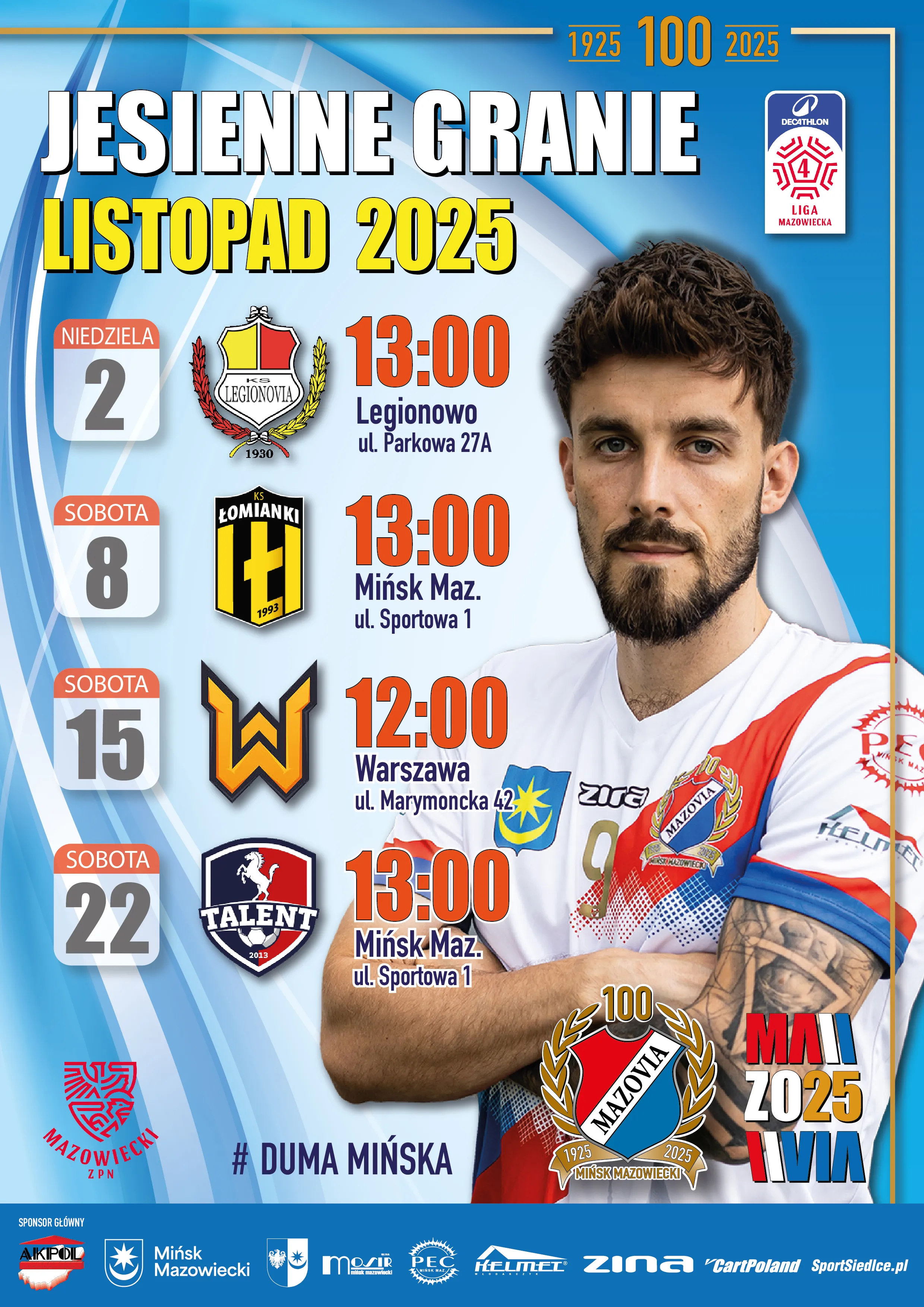 Mężczyzna z krótkimi brązowymi włosami i brodą stoi ze skrzyżowanymi ramionami, ubrany w biało-czerwoną koszulkę sportową z logo Mazovia. Po lewej stronie informacja o jesiennych meczach piłkarskich w listopadzie 2025 roku. Cztery daty: 2, 8, 15 i 22 listopada z godzinami i miejscami spotkań oraz herbami drużyn. Tło niebieskie z białymi i niebieskimi falami. W dolnej części logotypy sponsorów i herb Mazowieckiego ZPN.