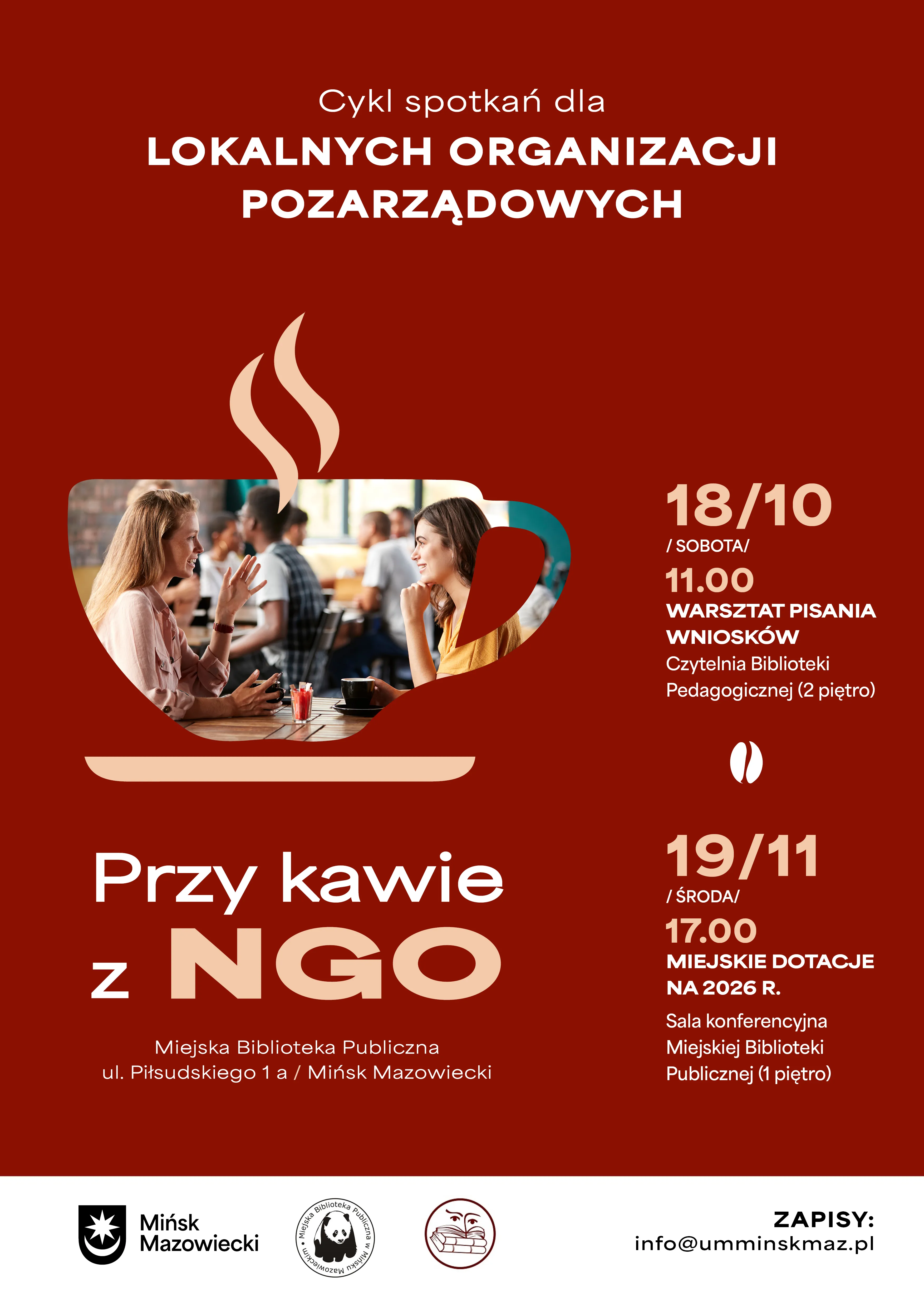 Plakat z brązowym tłem, na którym znajduje się grafika filiżanki kawy wypełniona zdjęciem dwóch rozmawiających kobiet w kawiarni. Tekst informuje o cyklu spotkań dla lokalnych organizacji pozarządowych „Przy kawie z NGO” w Miejskiej Bibliotece Publicznej w Mińsku Mazowieckim. Terminy i tematy spotkań: 18 października o 11:00 warsztat pisania wniosków w czytelni Biblioteki Pedagogicznej na 2. piętrze oraz 19 listopada o 17:00 spotkanie o miejskich dotacjach na 2026 rok w sali konferencyjnej Miejskiej Biblioteki Publicznej na 1. piętrze. Na dole plakatu logotypy Mińska Mazowieckiego i biblioteki oraz kontakt do zapisów.