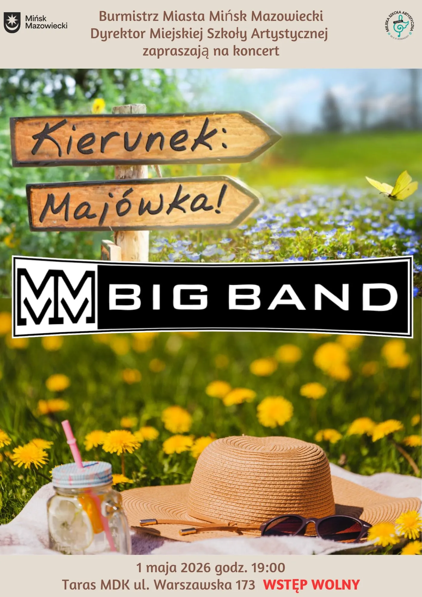 Znak kierunkowy z dwiema drewnianymi strzałkami stojący na tle kwitnącej łąki. Jasna łąka z żółtymi mniszkami i drobnymi fioletowymi kwiatami. Żółty motyl unoszący się nad trawą. Na pierwszym planie słomkowy kapelusz, okulary przeciwsłoneczne i szklany słoik z napojem i różową słomką na kocu piknikowym. Na środku czarno-biała prostokątna plakietka z logo. Górny i dolny pasek w kremowym kolorze.