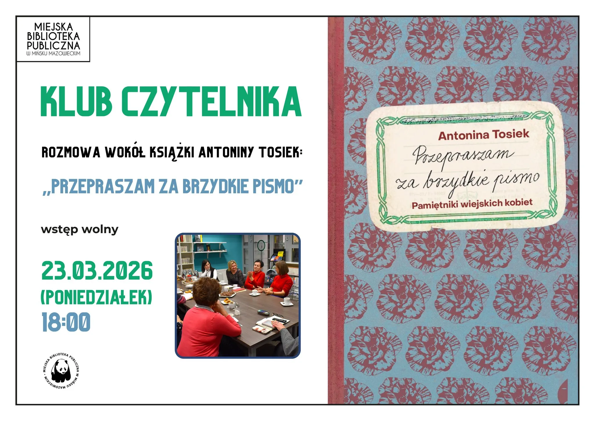 Plakat z białą lewą częścią i ozdobną prawą częścią przypominającą okładkę książki w niebiesko-bordowym wzorze kwiatowym. Lewa strona zawiera duże zielone nagłówki i informacje o wydarzeniu oraz małe zdjęcie grupy sześciu osób siedzących przy stole w bibliotece. Prawa strona ma papierową etykietę z ręcznym pismem na środku okładki. Tło po lewej stronie jest białe, po prawej wzorzyste.