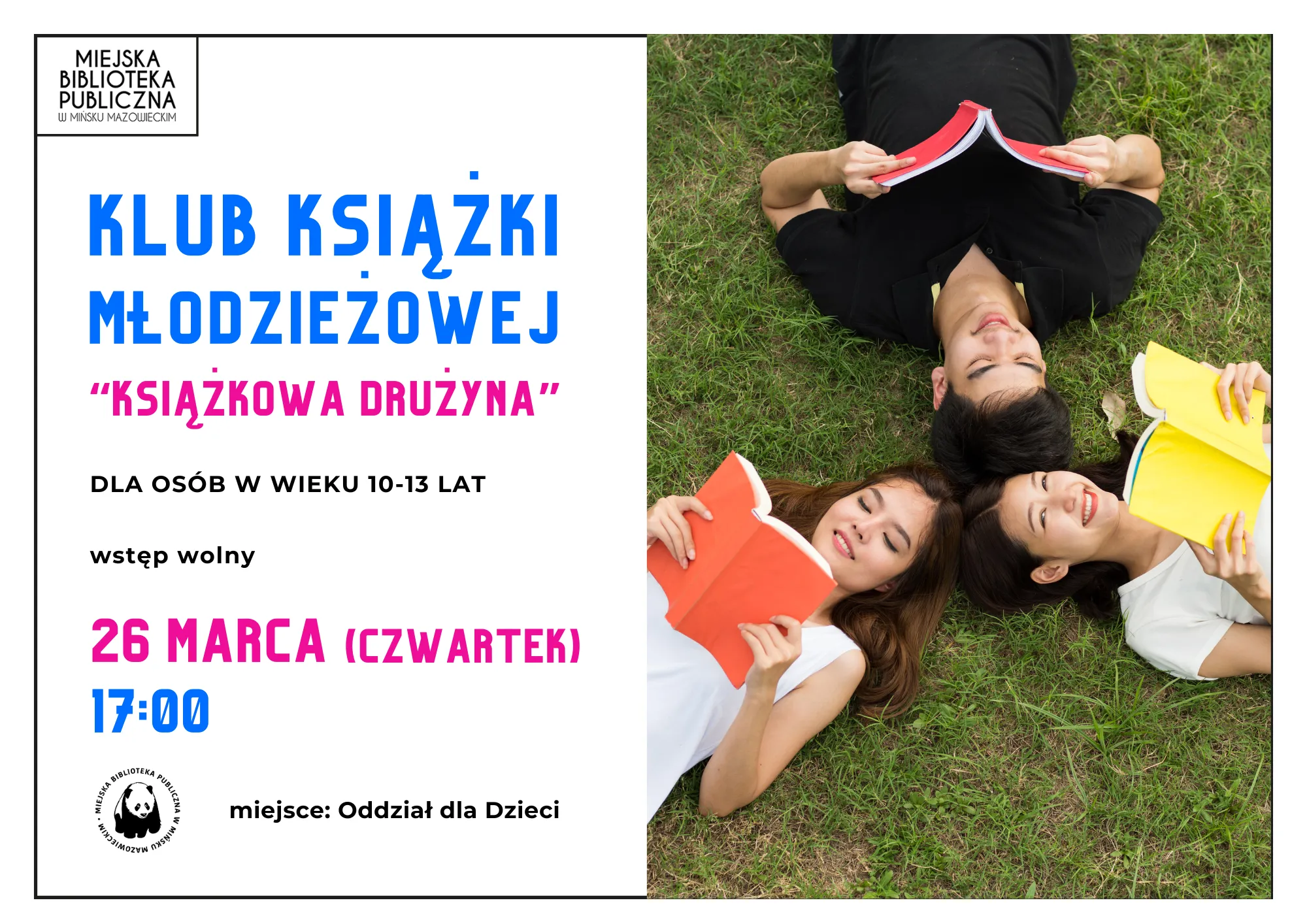 Trzy nastolatki leżą na zielonej trawie na zewnątrz, każda trzyma otwartą, kolorową książkę, głowy mają zbliżone obok siebie po prawej stronie. Po lewej stronie jest jasne, białe tło z pionowym układem tekstu i logo biblioteki.