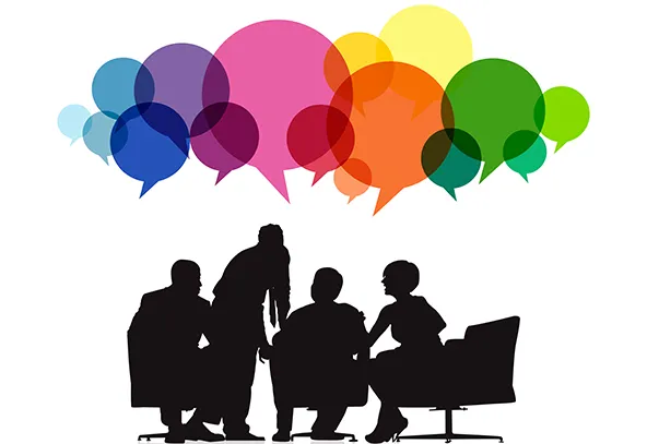 Cztery czarne sylwetki osób siedzących i stojących przy stole, nad nimi kolorowe, nakładające się na siebie dymki rozmów na białym tle.