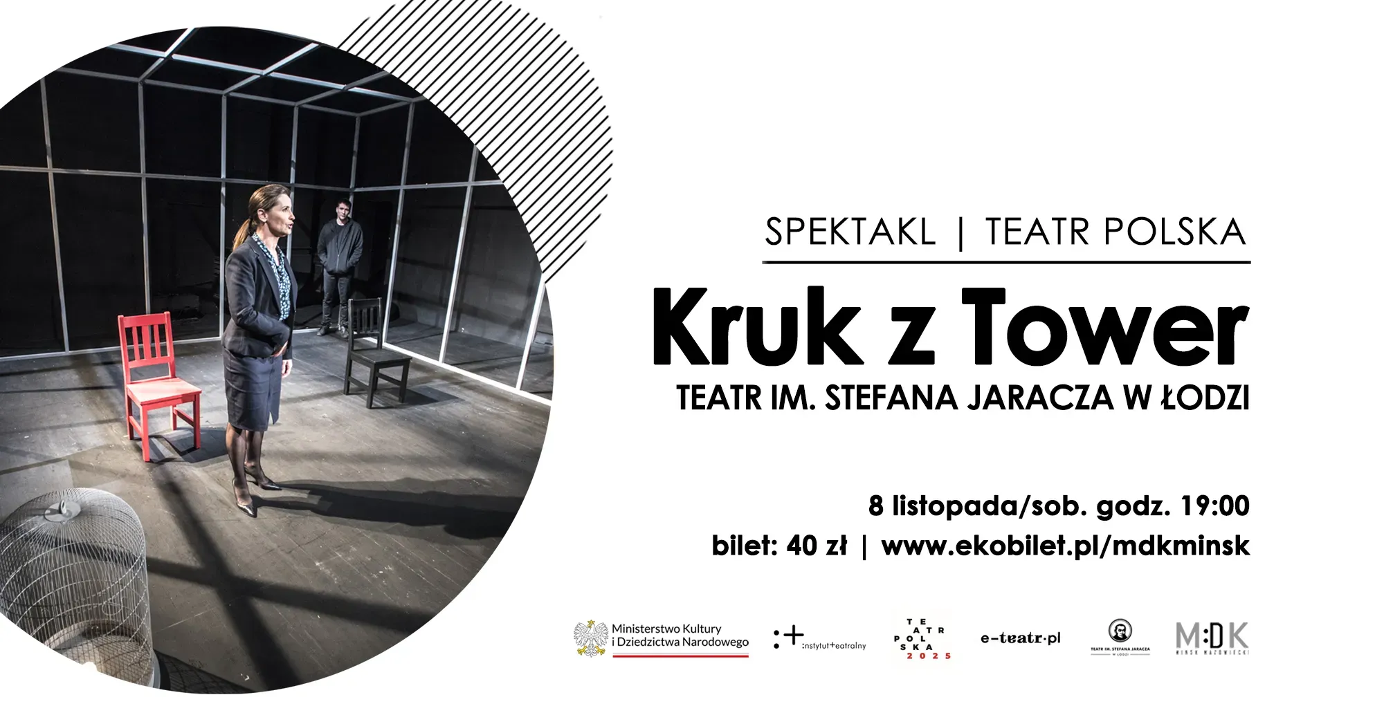 Po lewej stronie dwóch aktorów na scenie w minimalistycznej scenografii, po prawej napisy na białym tle.