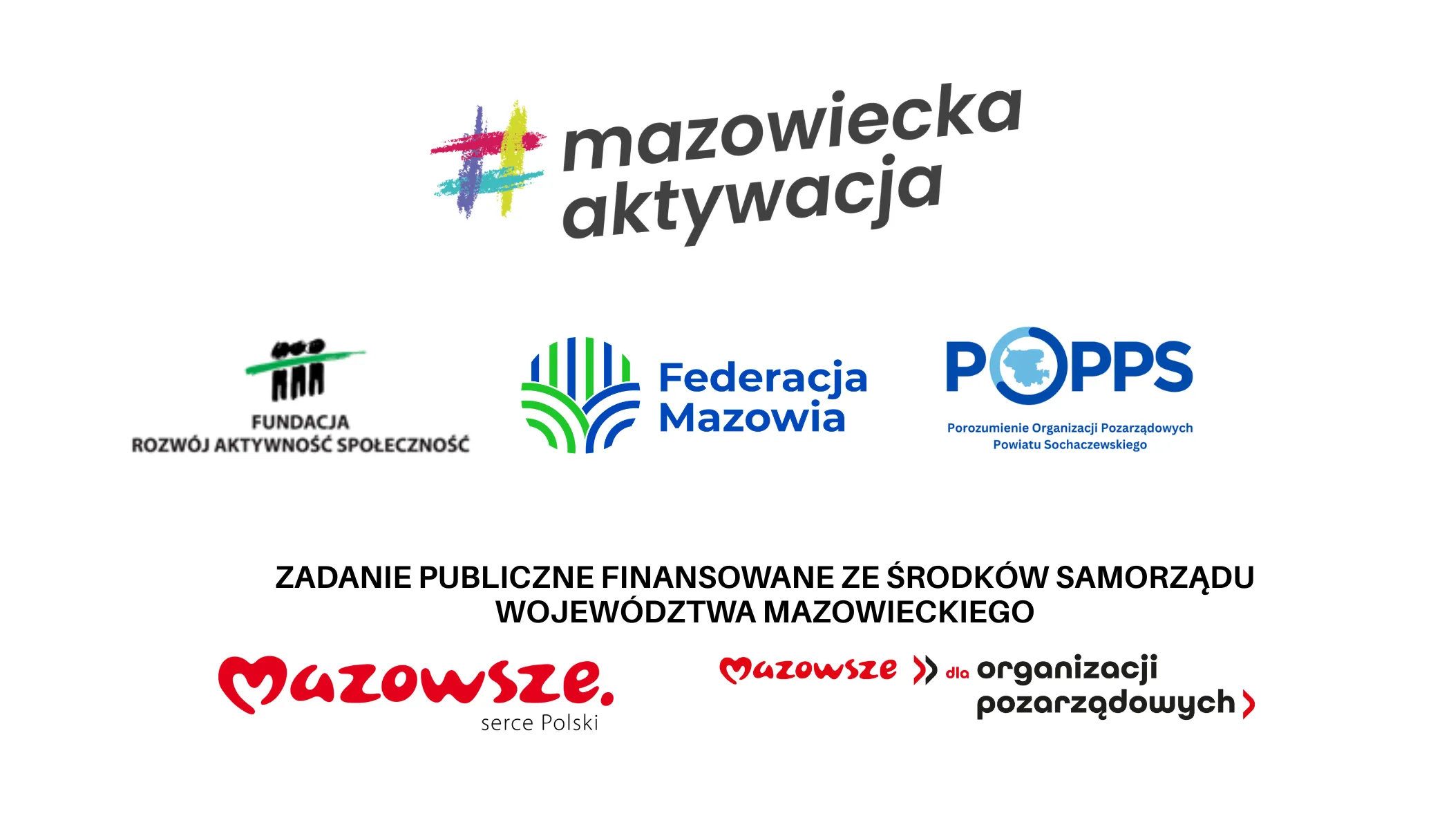 Białe tło z kilkoma logotypami ułożonymi w trzech rzędach. U góry kolorowy znak przypominający hashtag z pociągnięciami pędzla i obok duży ciemnoszary napis w dwóch liniach. W środkowym rzędzie trzy loga obok siebie: po lewej czarny symbol trzech sylwetek z zieloną kreską, w centrum okrągły znak w odcieniach zieleni i niebieskiego z pionowymi i zakrzywionymi pasami, po prawej niebieskie litery z okręgiem zawierającym uproszczoną mapę. Poniżej jeden wiersz czarnego tekstu informacyjnego. U dołu czerwone, stylizowane logo z motywem serca i obok czarno-czerwne napisy organizacyjne.