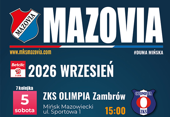 Ciemnoniebieski plakat z dużym białym tytułem u góry. Po lewej górze herb klubu w kształcie tarczy, po prawej mniejszy herb rywalizacji. Na środku widoczny wyraźny blok informacyjny o terminie meczu z kontrastowym polem godzinowym w kolorze pomarańczowym. U dołu linia z adresem i miejscem rozgrywek.