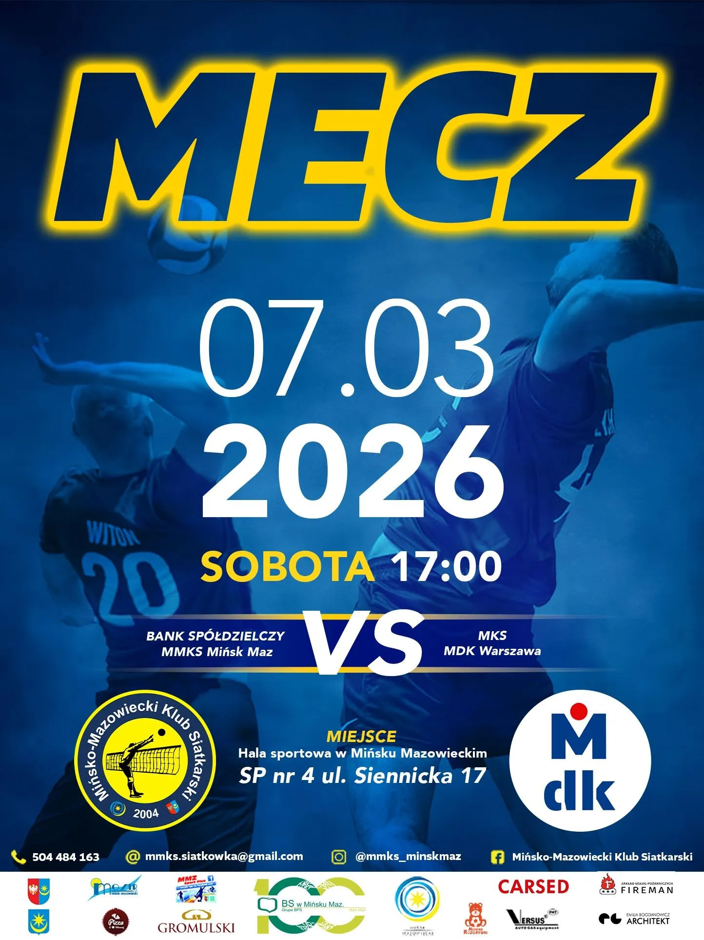 Plakat sportowy w niebieskich odcieniach z dużym, żółto-obramowanym napisem u góry. Na środku widoczna wyraźna data i godzina wydarzenia. W tle dwóch siatkarzy w akcji przy piłce. Na dole duże litery „VS”, logotypy klubów, informacje o miejscu i zestaw ikon sponsorów.