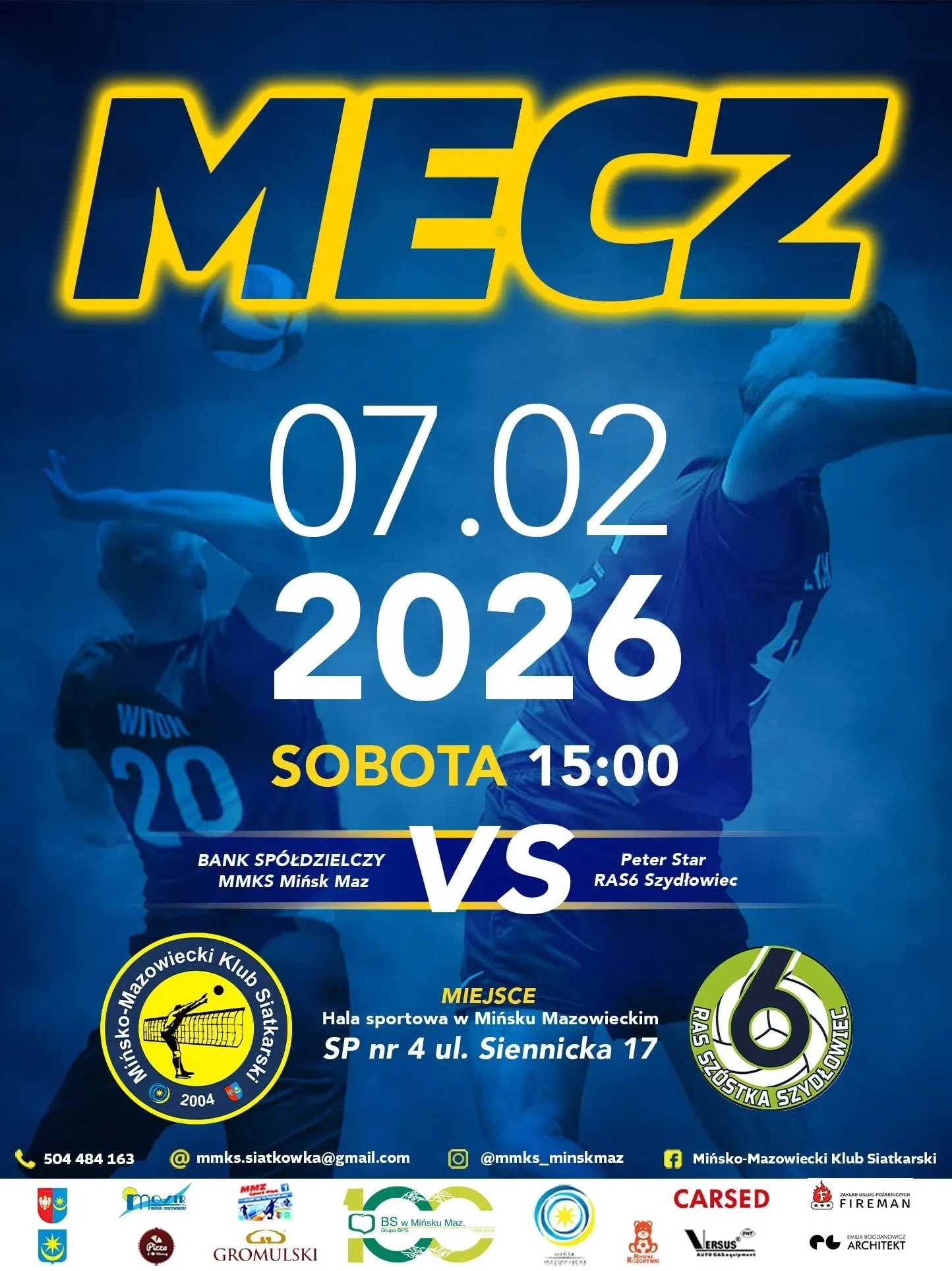 Ciemnoniebieskie tło. Dwoje siatkarzy skacze po obu stronach kadru. U góry duży nagłówek z żółtym obramowaniem. W centrum widoczna duża jasna data i godzina oraz znak VS między paskami. W dolnych rogach dwa okrągłe logotypy klubów i pasek małych logotypów sponsorów.