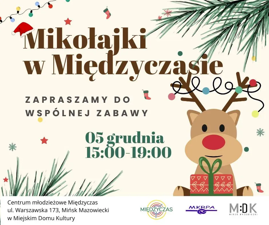 Beżowe tło z dekoracjami świątecznymi. Po lewej górnej stronie światełka choinkowe i gałązki iglaste. Na środku duży napis „Mikołajki w Międzyczasie”. PPo prawej stronie uśmiechnięty renifer z czerwonym nosem i kolorowymi światełkami na rogach, trzymający czerwoną paczkę z zieloną kokardą. 