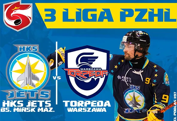 Granatowo-żółte tło z dwoma dużymi emblematami drużyn po lewej i na środku. Po prawej stoi hokeista w ciemnym stroju z numerem 9, trzyma kij i ma przyłbicę oraz hełm. Po lewej emblemat w jasnoniebiesko-żółtej kolorystyce z sylwetką myśliwca. W środku herb z morską sylwetką i falą. Górny pas obrazu jest w jaskrawym żółtym kolorze.