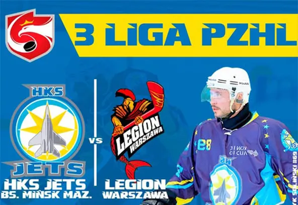 Plakat meczu hokejowego na niebieskim tle z żółtym paskiem u góry z nazwą ligi. Po lewej okrągłe logo z sylwetką odrzutowca i gwiazdą. Na środku pionowa linia z oznaczeniem rywalizacji między drużynami. Po prawej czerwone logo ze stylizowanym legionistą. Po prawej stoi zawodnik w fioletowo‑niebieskim stroju i białym kasku, patrzący w lewo.
